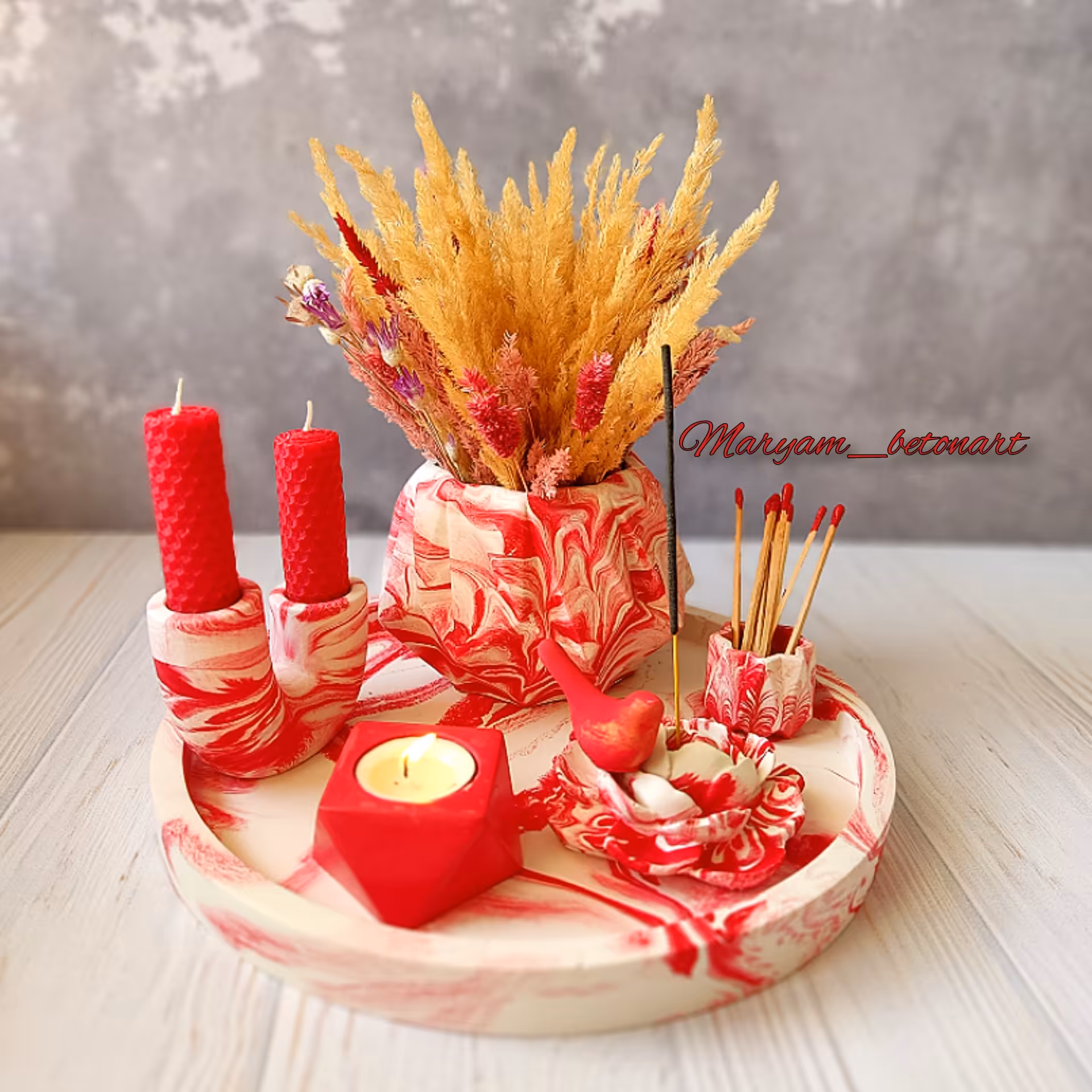 دکوری بتنی قرمز