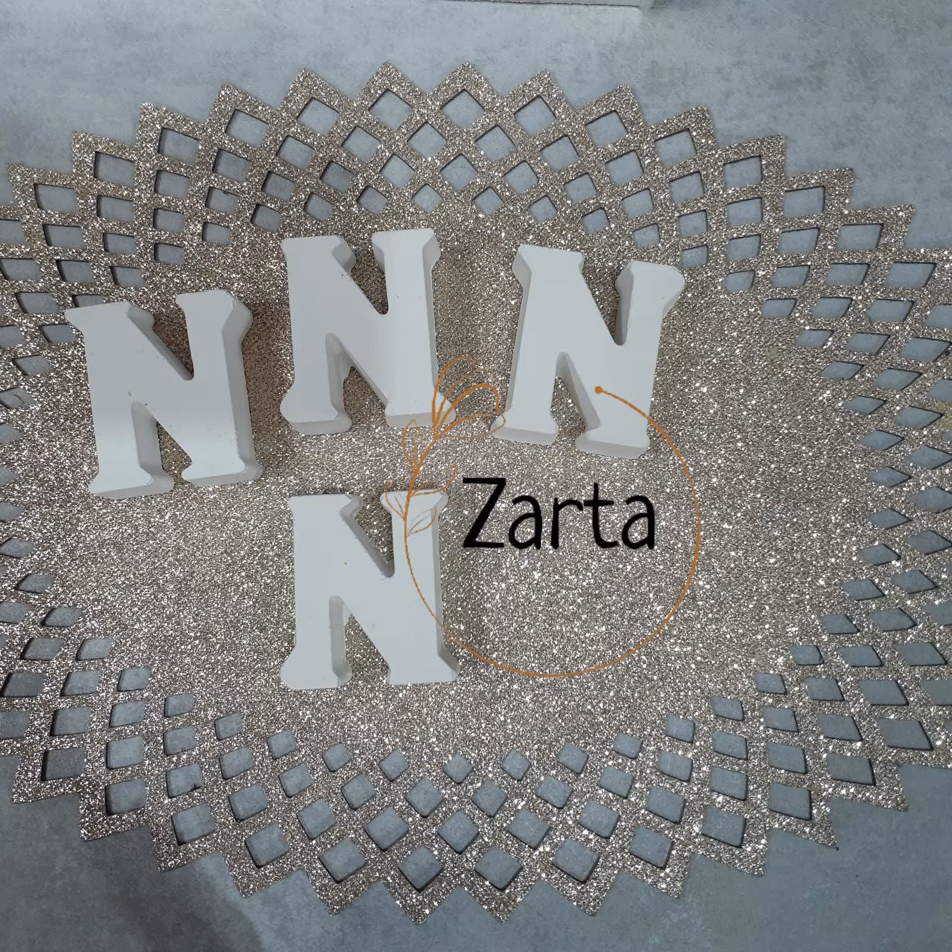 استند خام بتنی حرف N، اسم بی رنگ ، قابلیت رنگ آمیزی با رنگ اکرلیک، جنس پودر بتن هنری دلتا