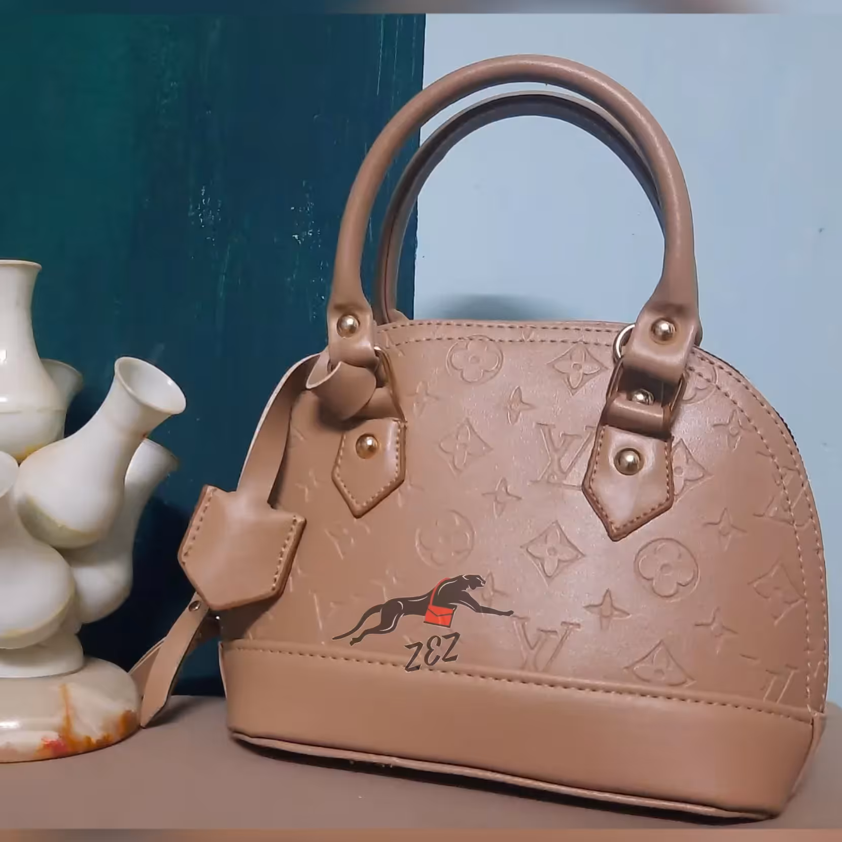 کیف دوشی_نیم گرد LVابعاد:23*17_رنگ نسکافه ای_تک زیپ و یک زیپ مخفی در داخل