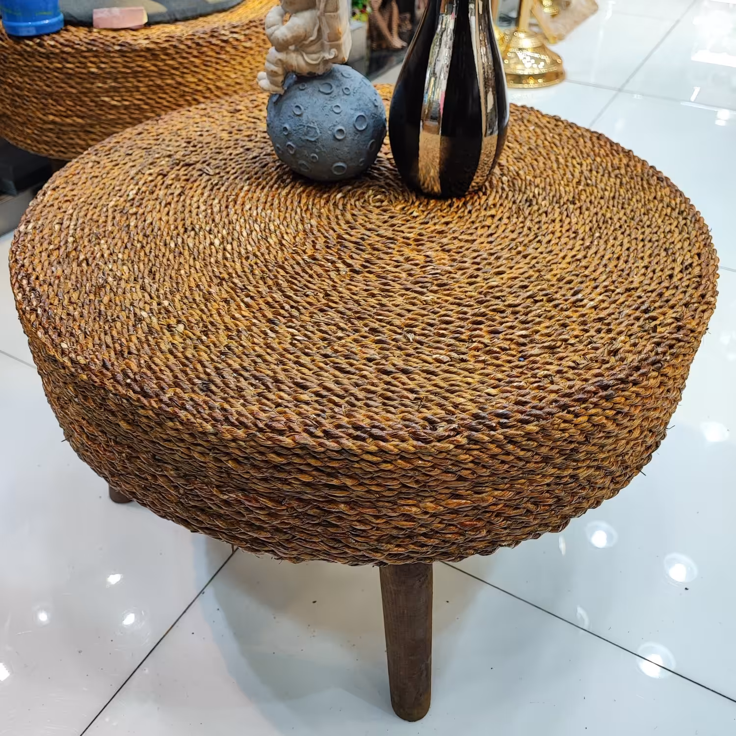 جلو مبلی حصیری یا رنگ متفاوت و خاص  ، رنگ وارداتی مخصوص چوب خورده این کار سایز  62 سانتی متر قطر 