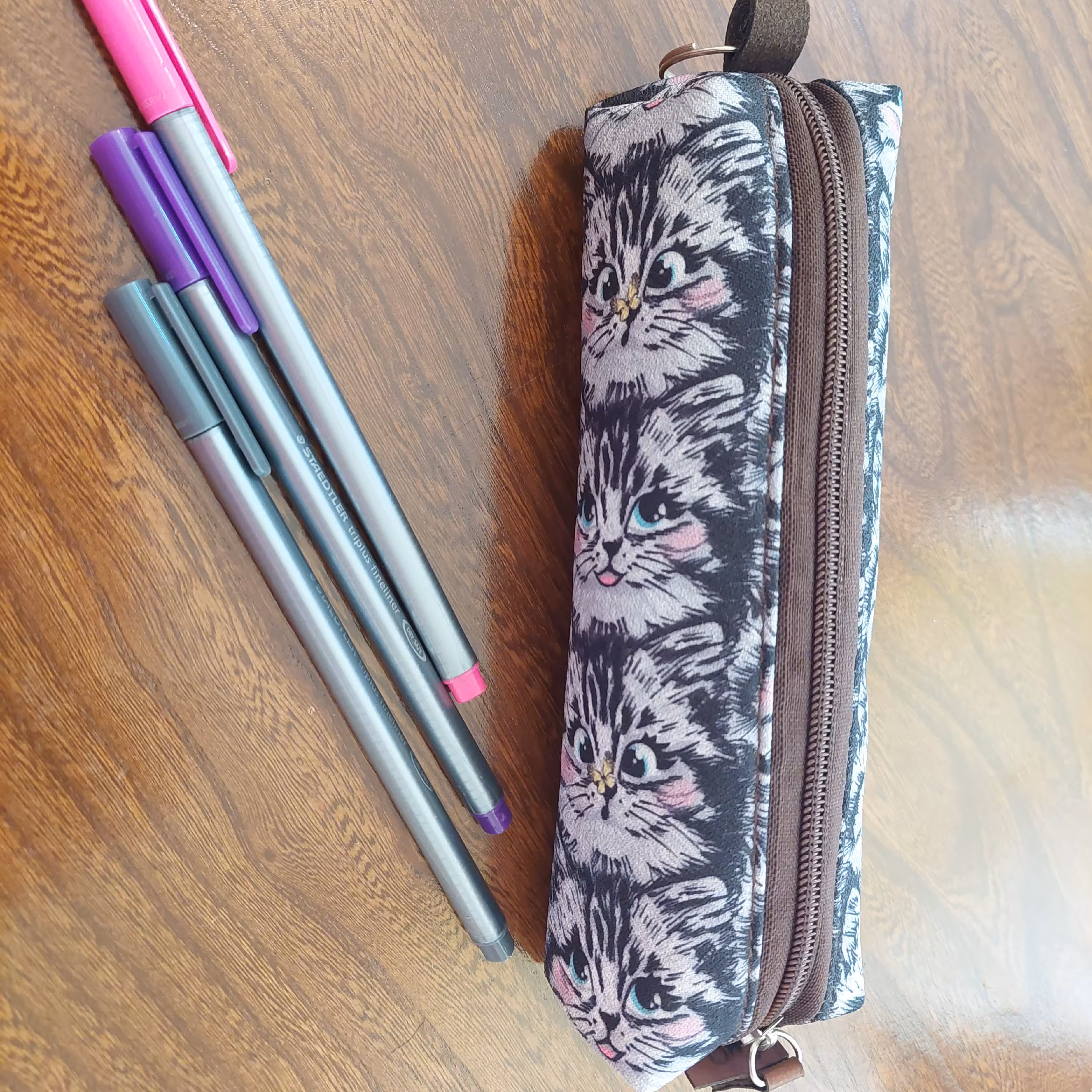 جامدادی، آویز کوله پشتی و کیف آرایشی(فاتتزی، شیک، کیوت، باکیفیت و جادار(طرح گربه های نازنازی))