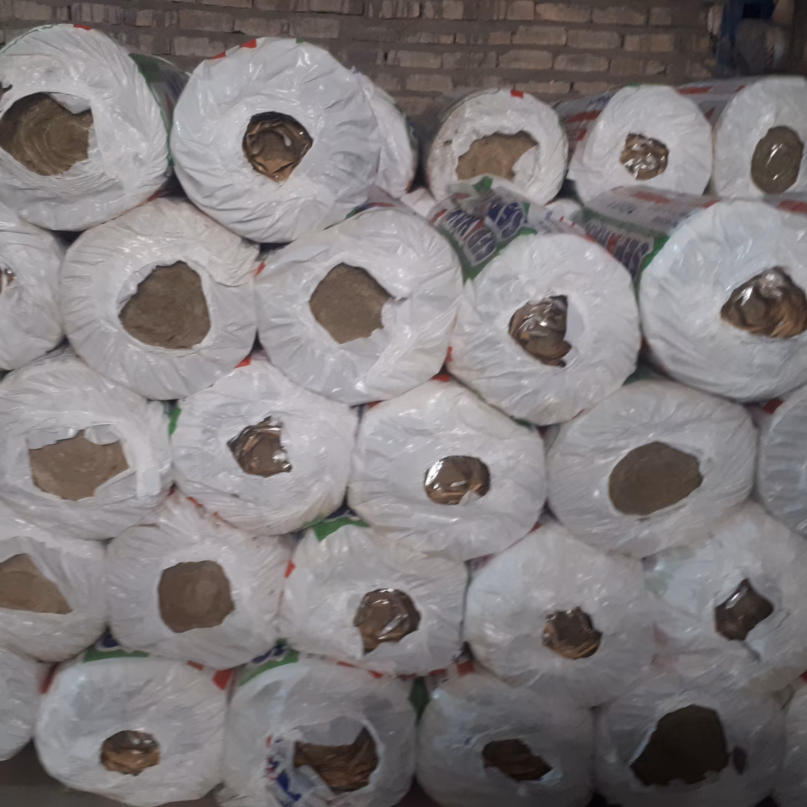 پشم سنگ رولی برند سپاهان صخامت 5 سانتیمتر دانسیته 30 ابعاد 120در 10 متراژ داخل هر رول دوازده متر مربع