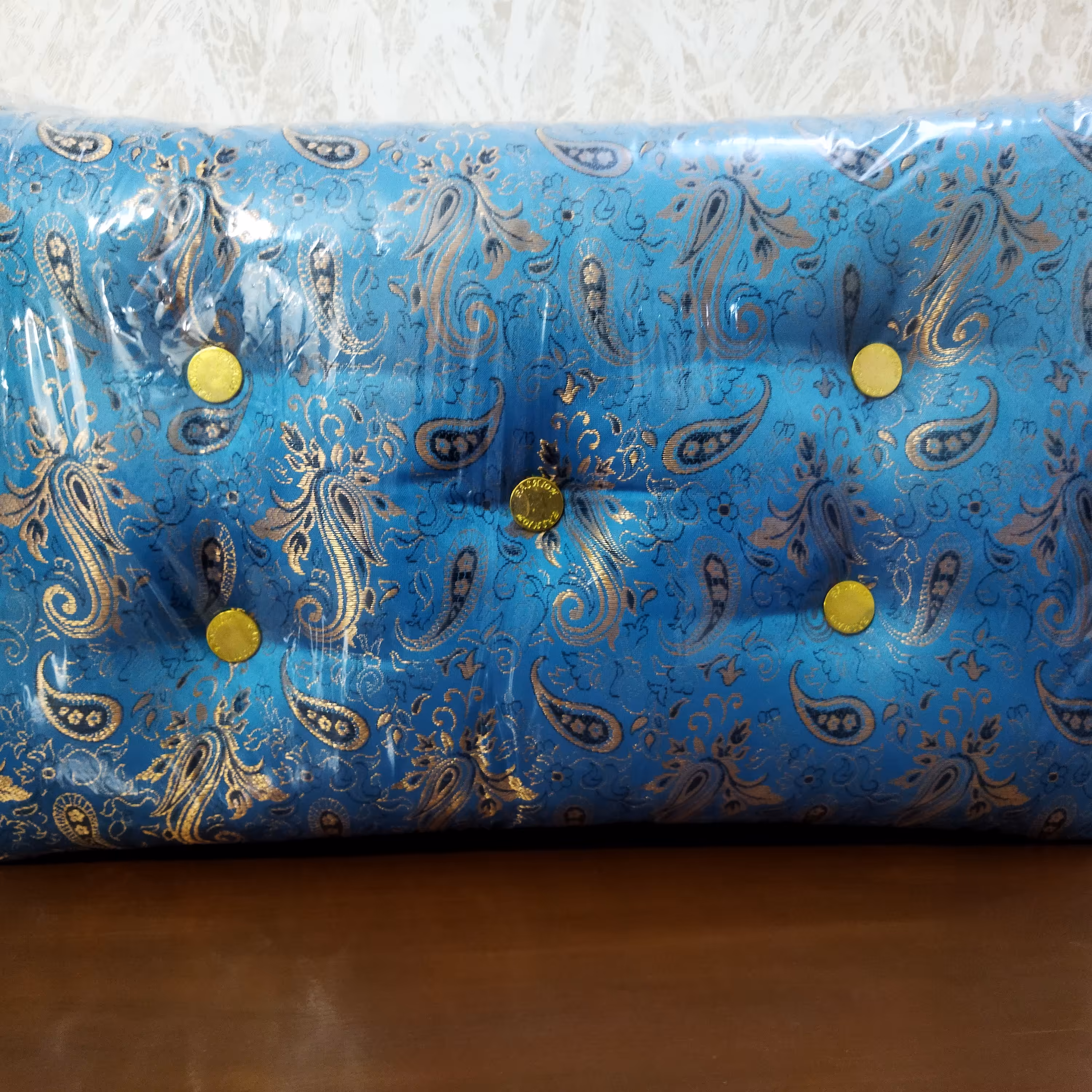 پشتی سنتی  دست دوز سایز 50در70 پارچه سوسن لمه دار  پر شده با پنبه سفید 