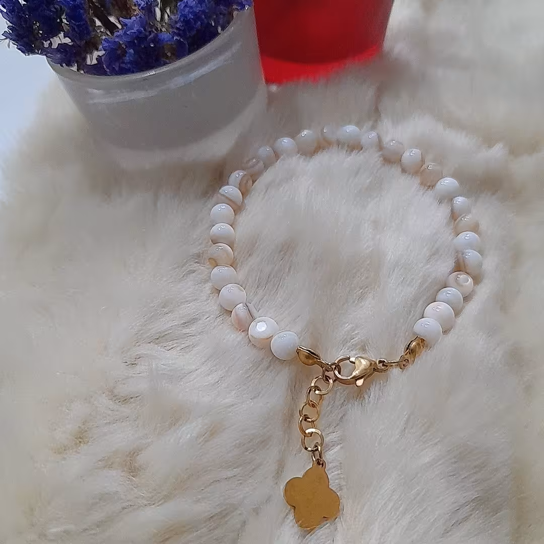 دستبند سنگ صدف با پلاک آویز و اتصالات استیل رنگ ثابت