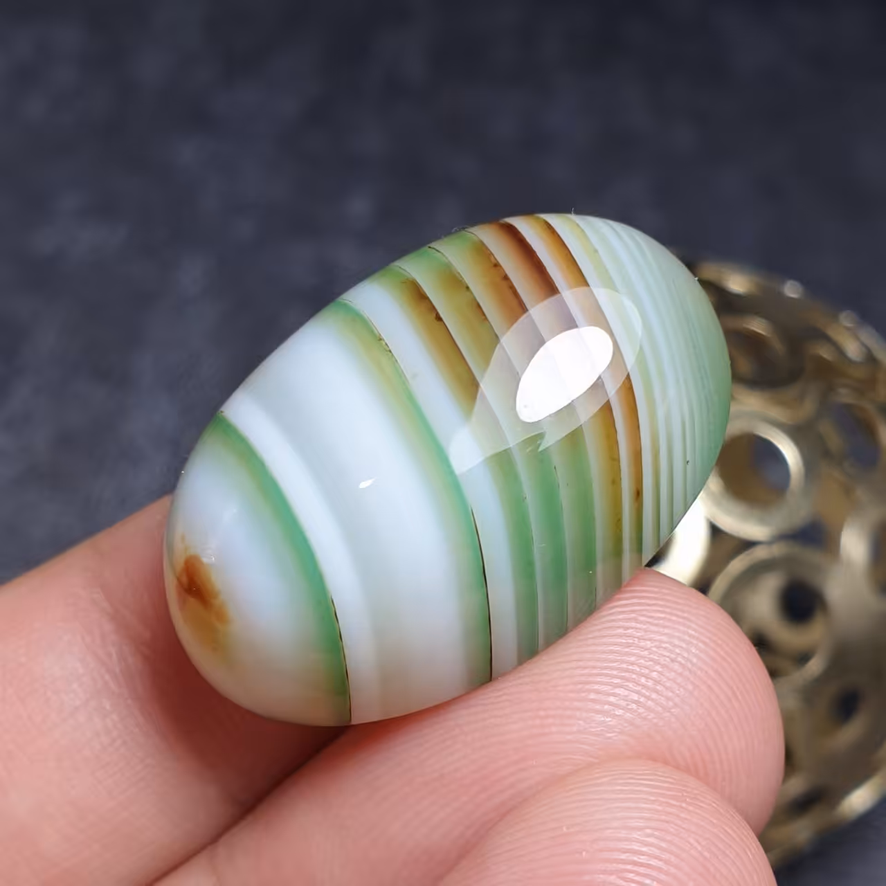 نگین درشت زیبای سنگ عقیق سلیمانی پرچمی بسیار خاص اصل معدنی
کد  28779