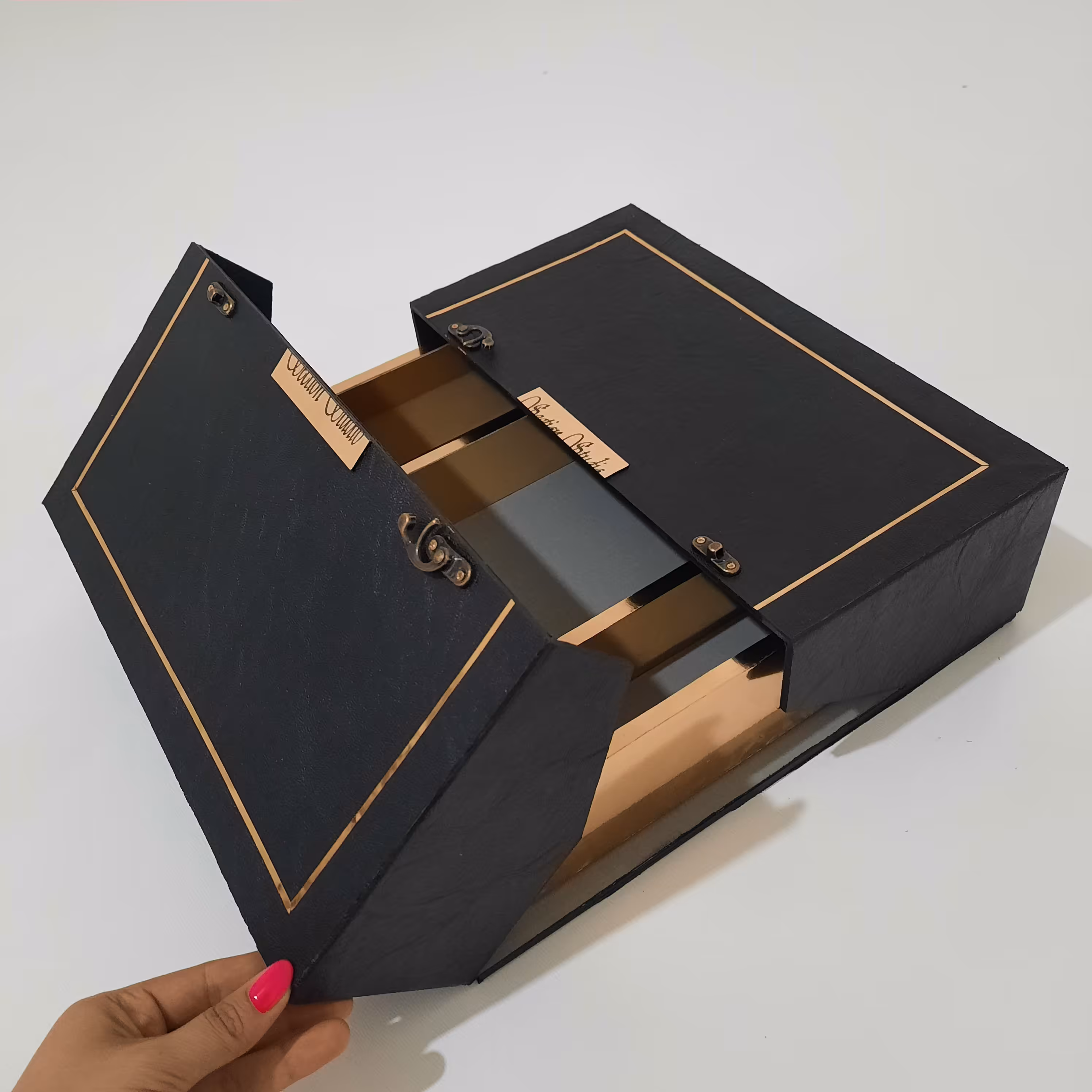 جعبه سوپرایزی چرمی ابعاد 50 در 50 سانتی متر