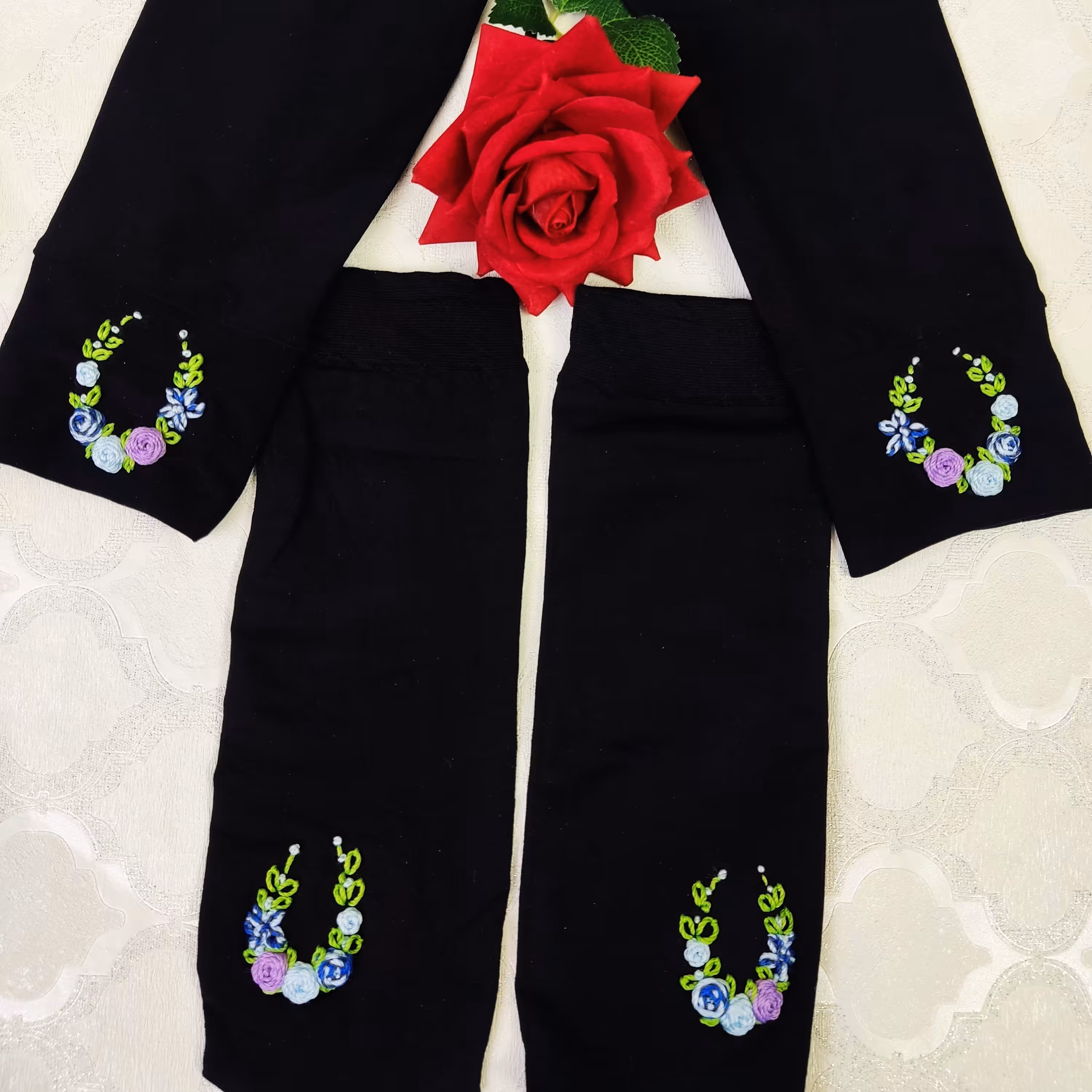 ست ساق دست و جوراب مشکی طرح نعل آبی آسمانی