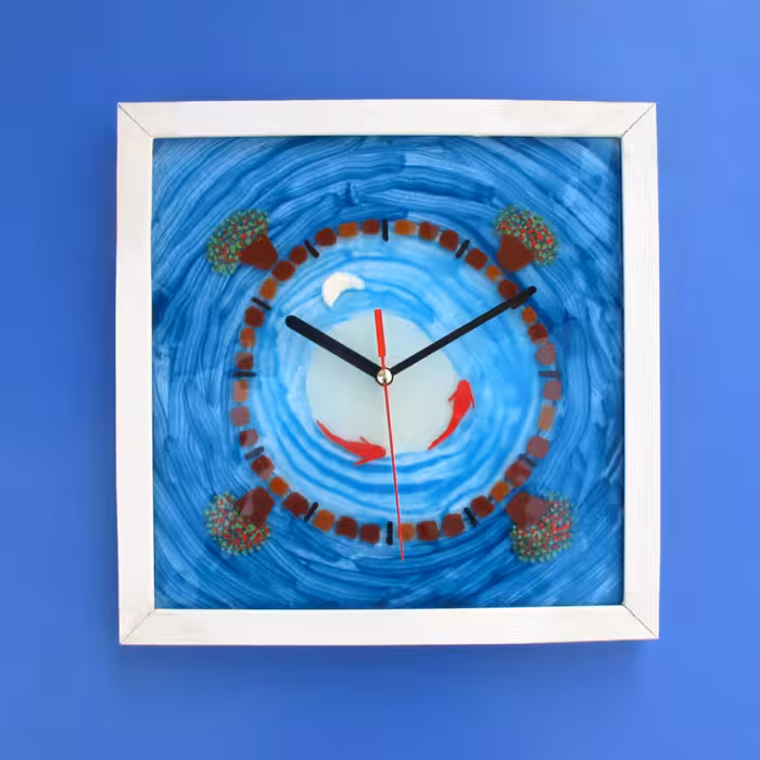 ساعت دیواری آمینا طرح حوض ماهی(قاب سفید)