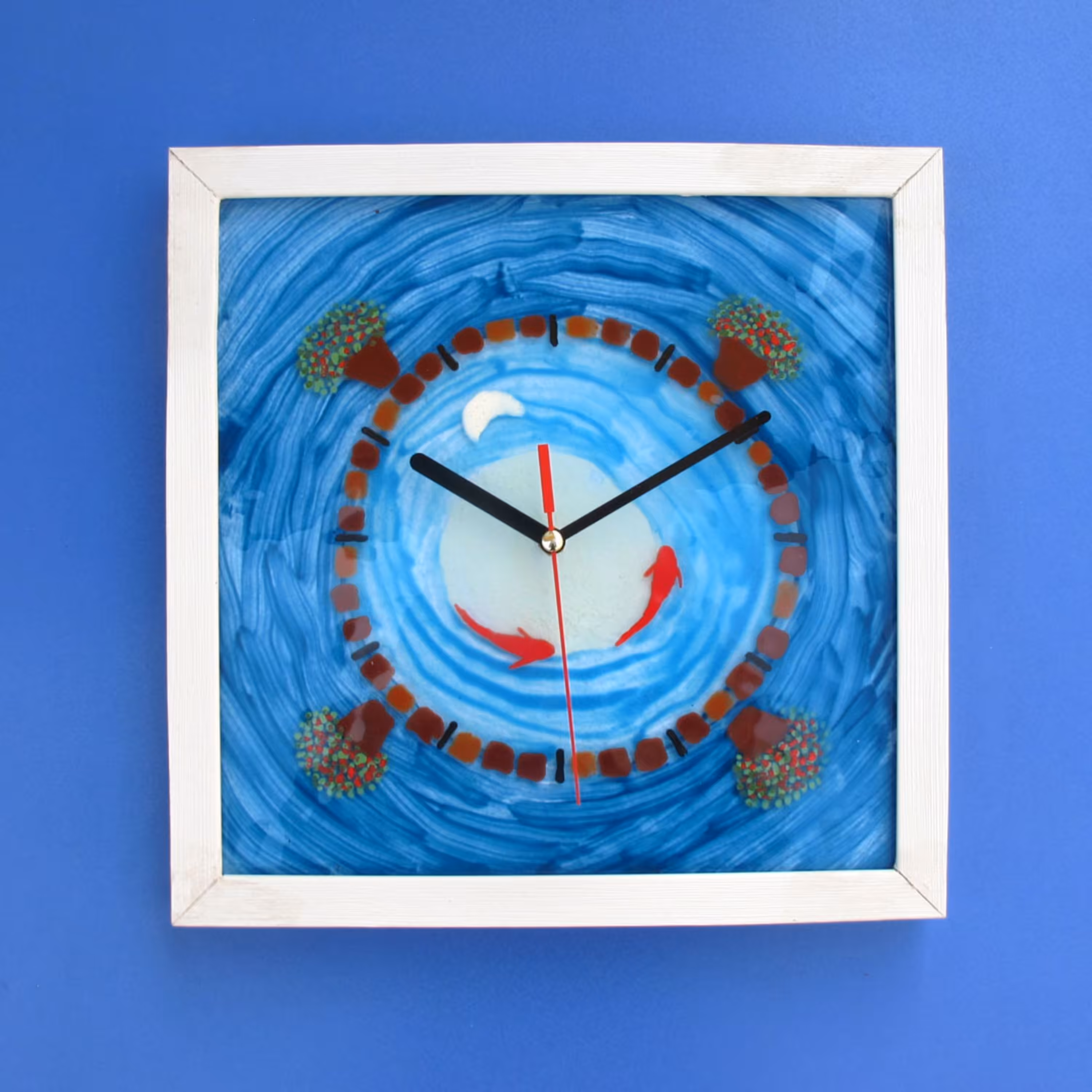 ساعت دیواری آمینا طرح حوض ماهی(قاب سفید)