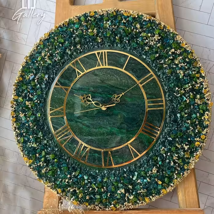 ساعت دیواری رنگ سبز موتور ساعت آرام گرد رینگ اعداد ساعت طلایی عقربه طلایی 