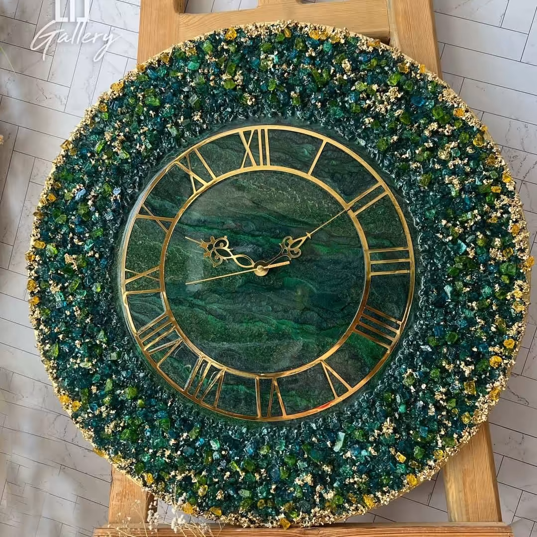 ساعت دیواری رنگ سبز موتور ساعت آرام گرد رینگ اعداد ساعت طلایی عقربه طلایی 