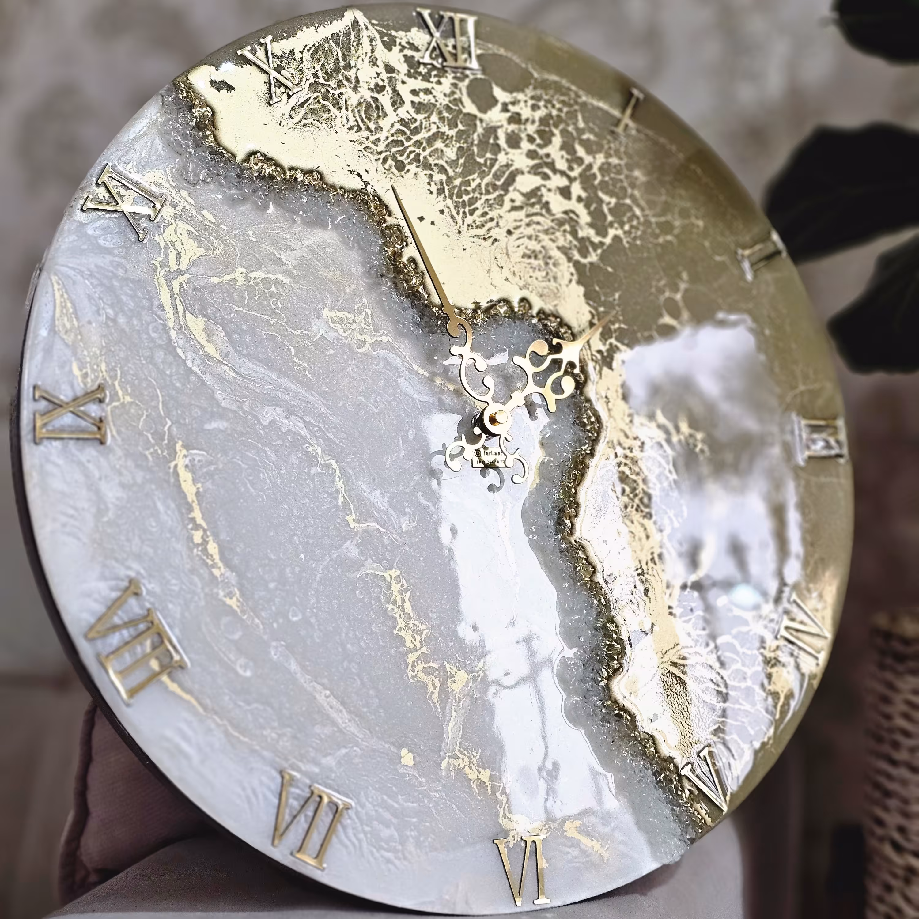 ساعت دیواری رزینی قطر45رنگ زیتونی  طلایی شیری با موتور آرامگرد و عقربه استیل 