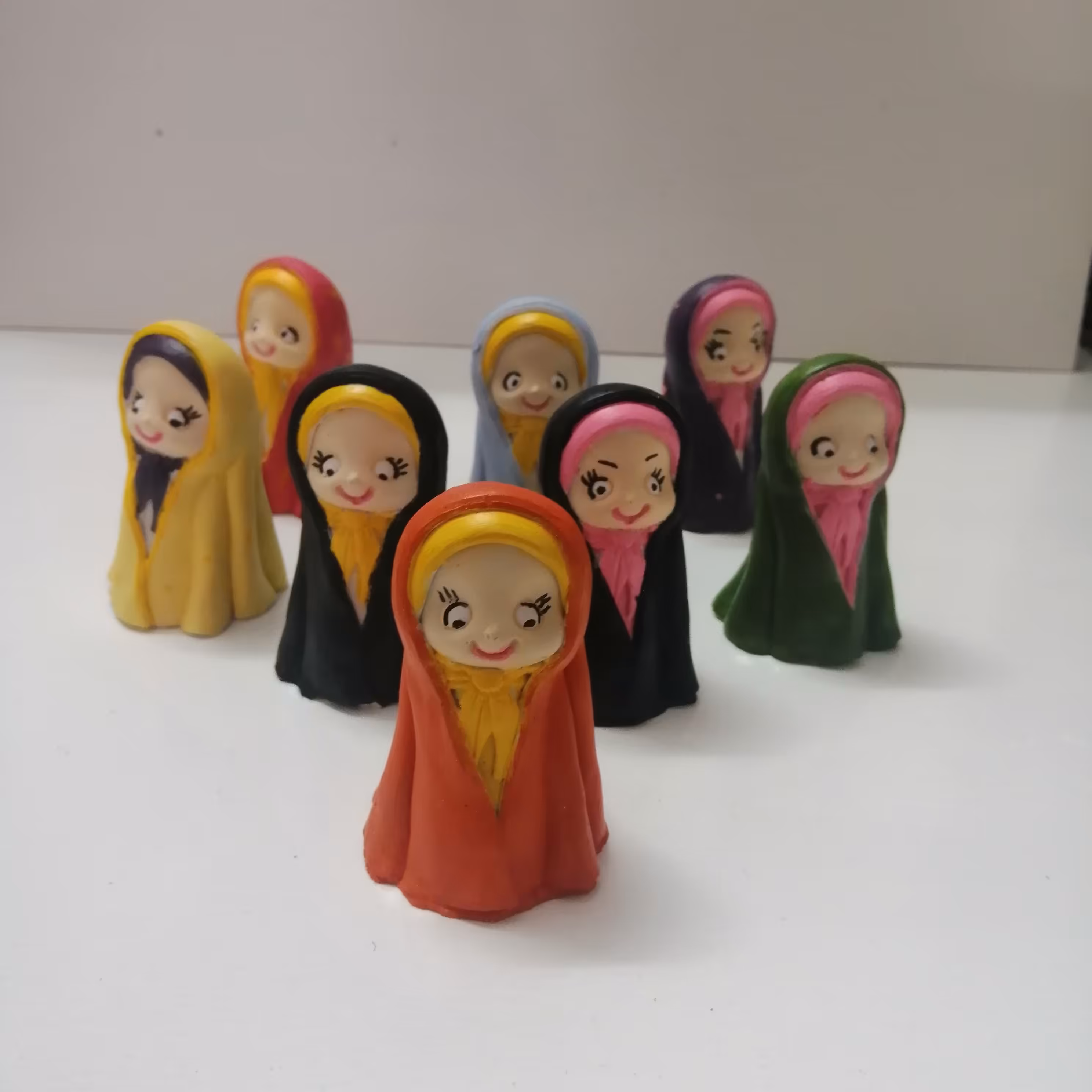 مجسمه دختر چادری در رنگبندی دلخواه قیمت تک مناسب هدیه و گیفت تولد و جشن تکلیف قیمت تک  