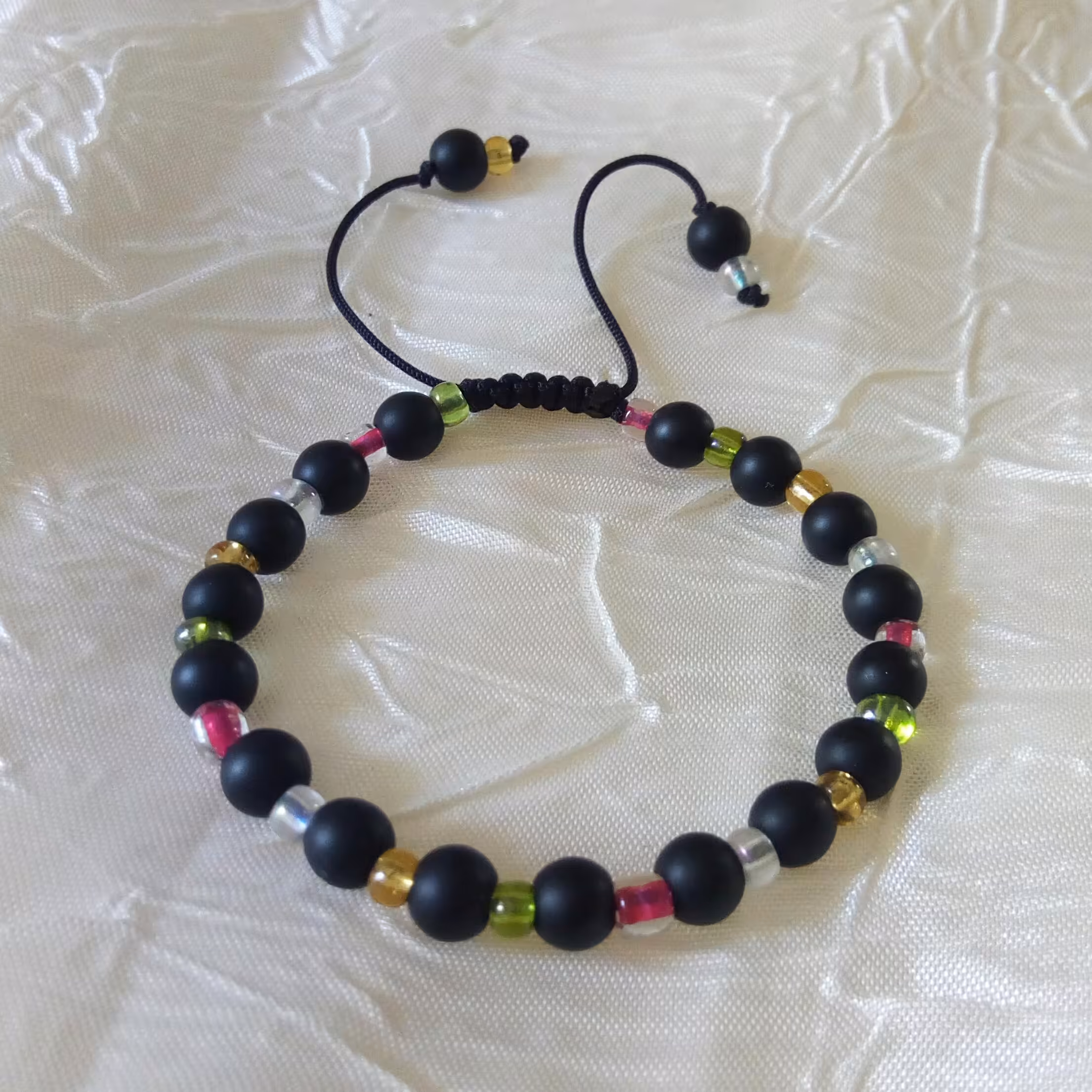 دستبند کشویی با مهره‌های رنگی و اونیکس مشکی 