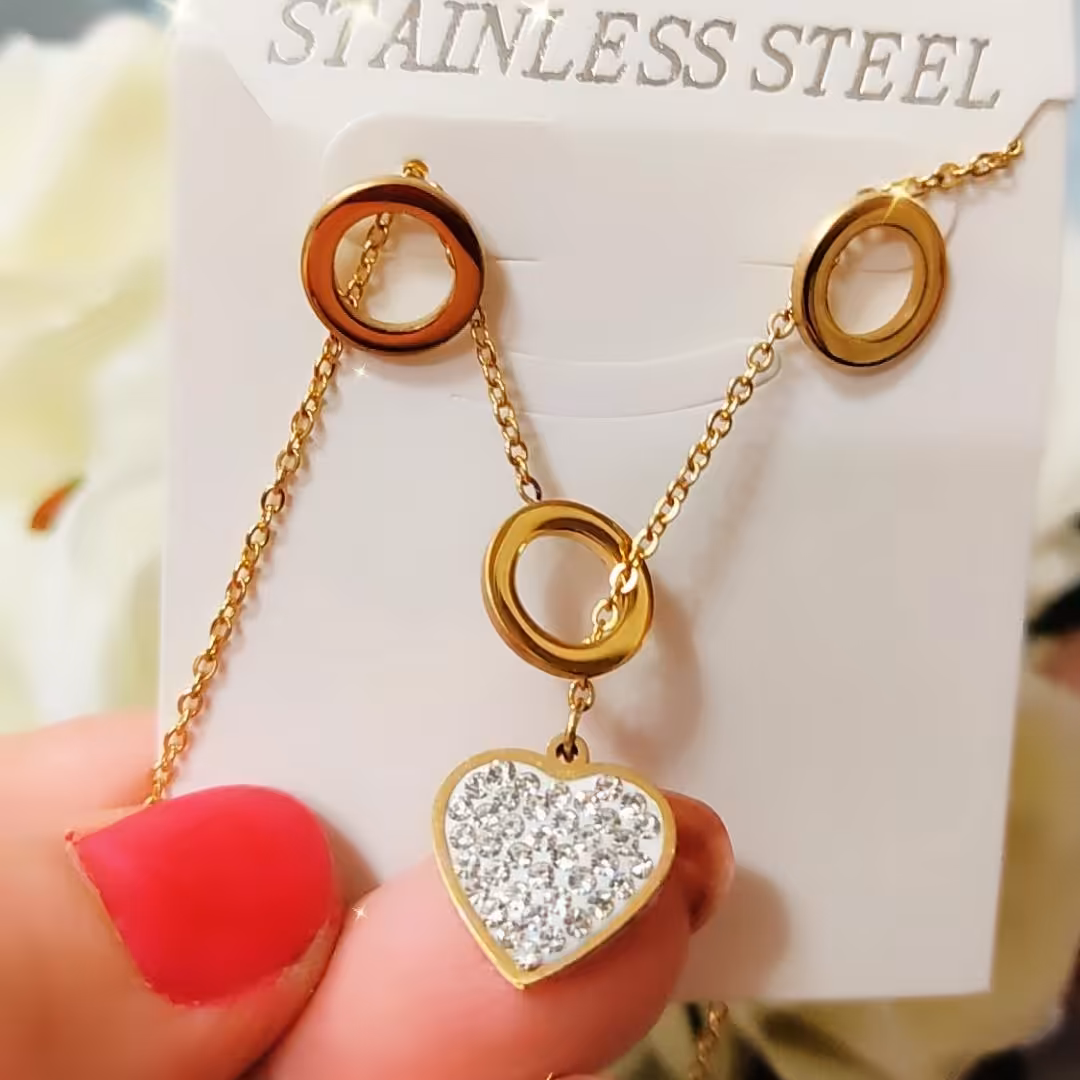 نیم ست دایره ای که آویز قلب نگین دار از داخلش رد شده