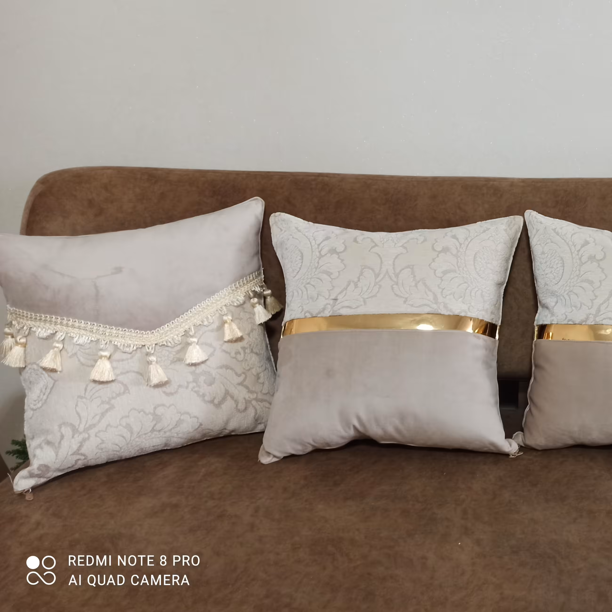 دوعدد کوسن مربع نواردوز و دوعدد منگوله خور رنگبندی کرم طرح ساده و گل