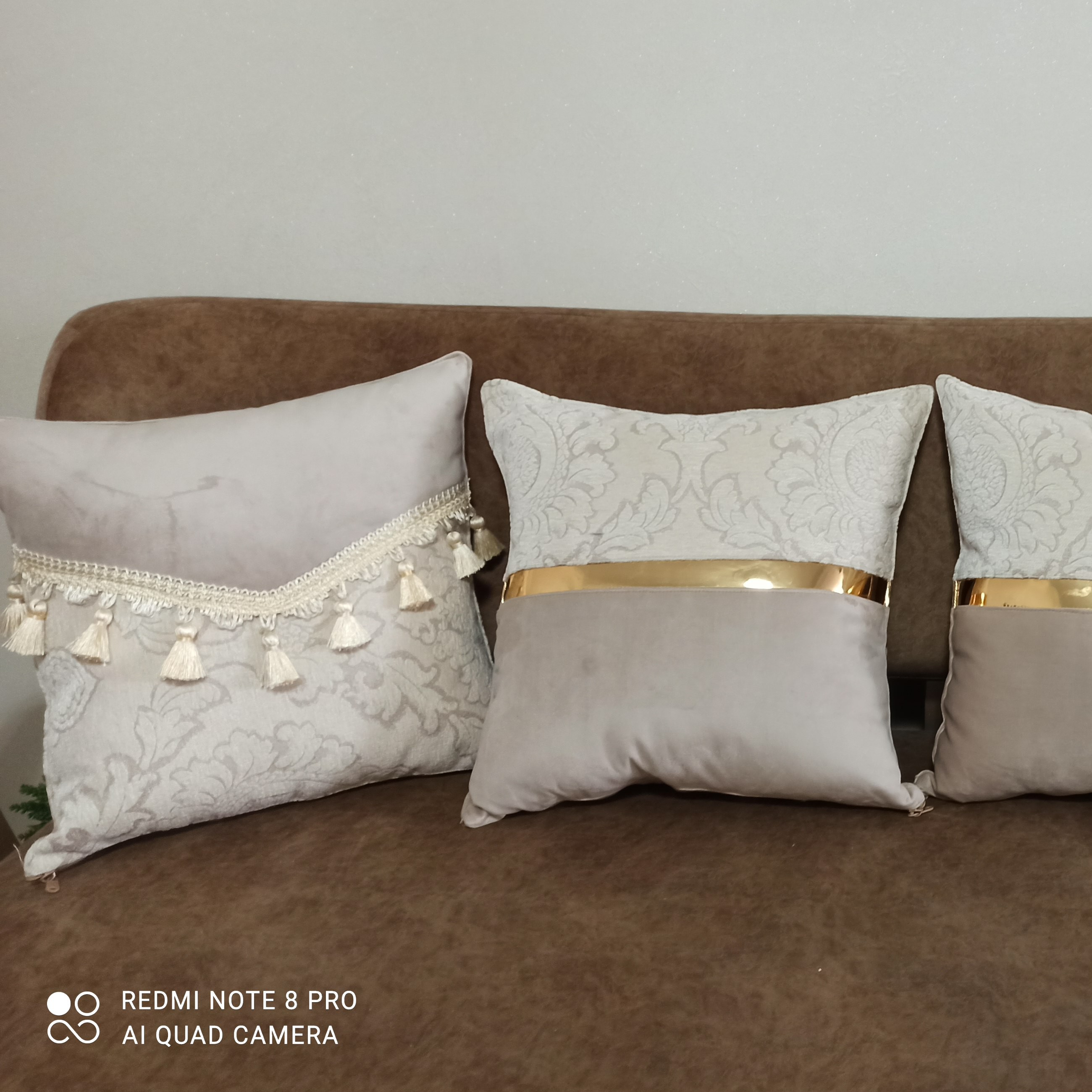 دوعدد کوسن مربع نواردوز و دوعدد منگوله خور رنگبندی کرم طرح ساده و گل