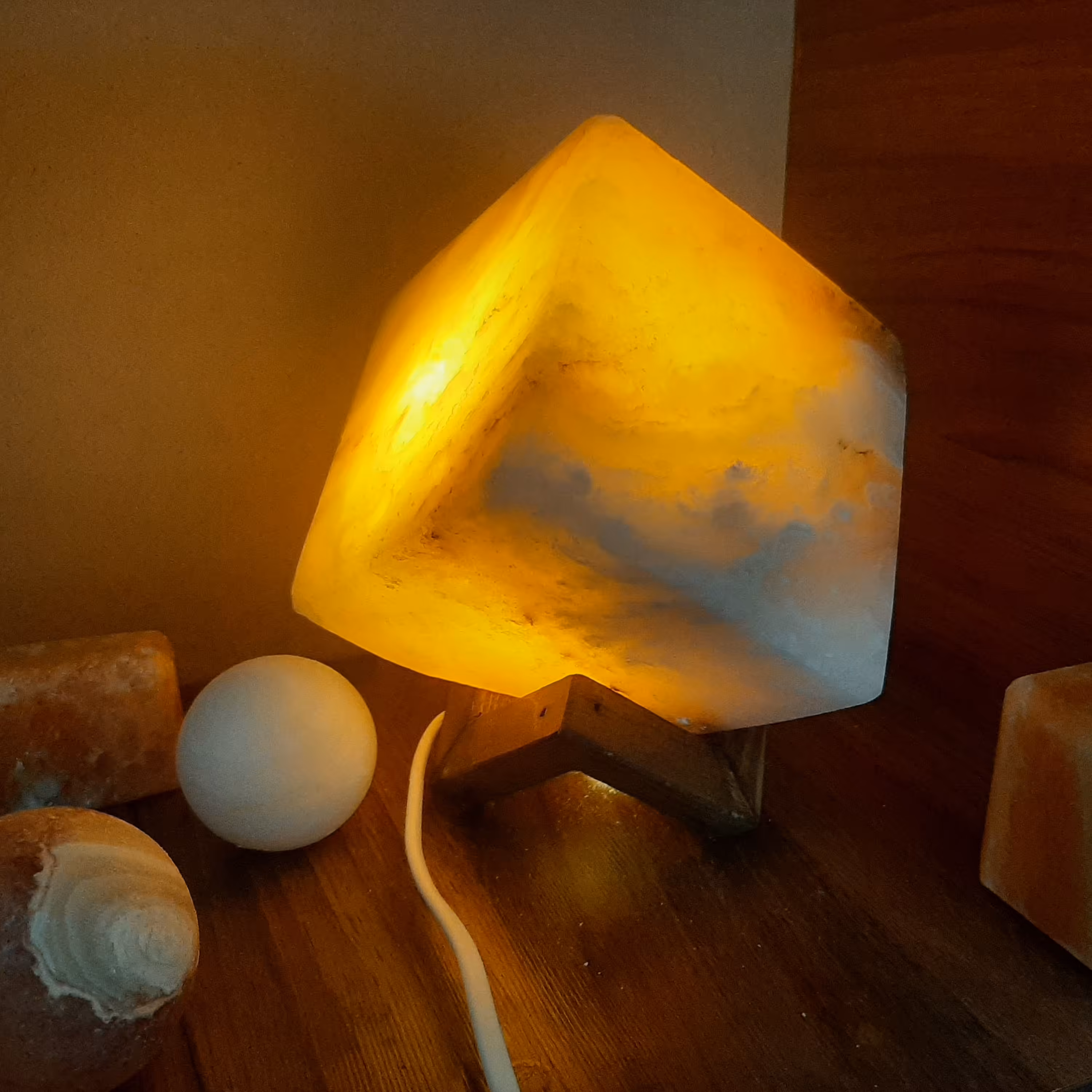 آباژورهای مکعبی سنگ نمک سایز 10 . غرفه بِهنمک