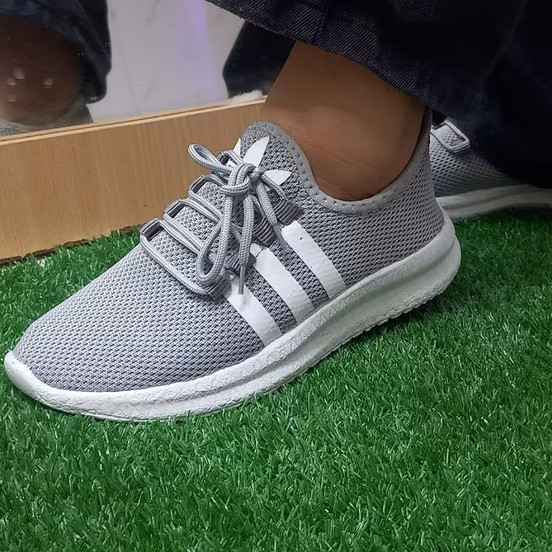 کتونی زنانه طوسی آدیداس قالب استاندارد جنس رویه جورابی بافتی جنس زیره پیو مناسب باشگاه پیاده روی و ورزش