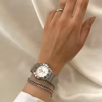 ست زنانه ساعت زنانه امگا موتور ژاپن رنگ ثابت بند فلزی قاب فلزی قفل کلیپسی ضامن دار  قطر صفحه 3 سانت 30 میلیمتر