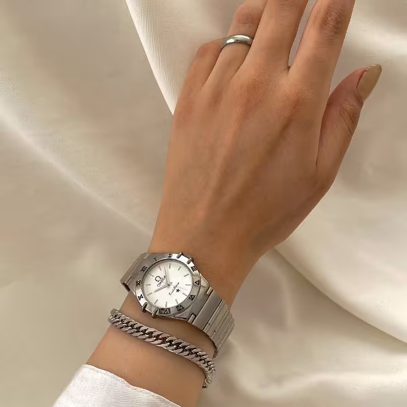 ست زنانه ساعت زنانه امگا موتور ژاپن رنگ ثابت بند فلزی قاب فلزی قفل کلیپسی ضامن دار  قطر صفحه 3 سانت 30 میلیمتر