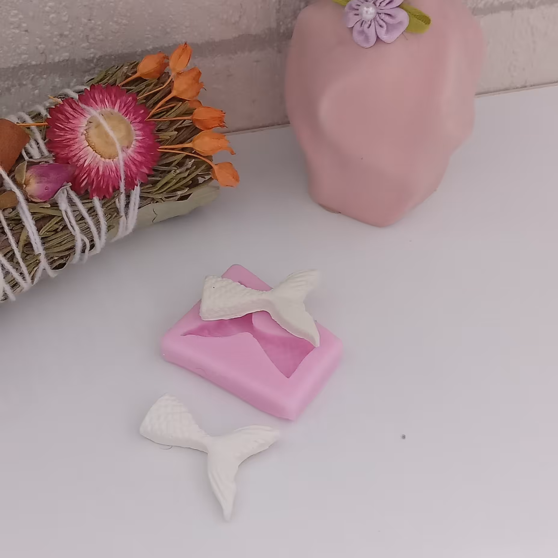 قالب سیلیکونی دم ماهی کوچک مناسب تابلوهای دکوراتیو اتاق کودک و استند اسم و مکعب اسم جنس پودر سنگ هنری ترک 