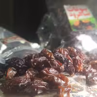 مویز انگور شاهرودی 500 گرمی گوشتی  دانه و هسته دار شسته شده و صادراتی