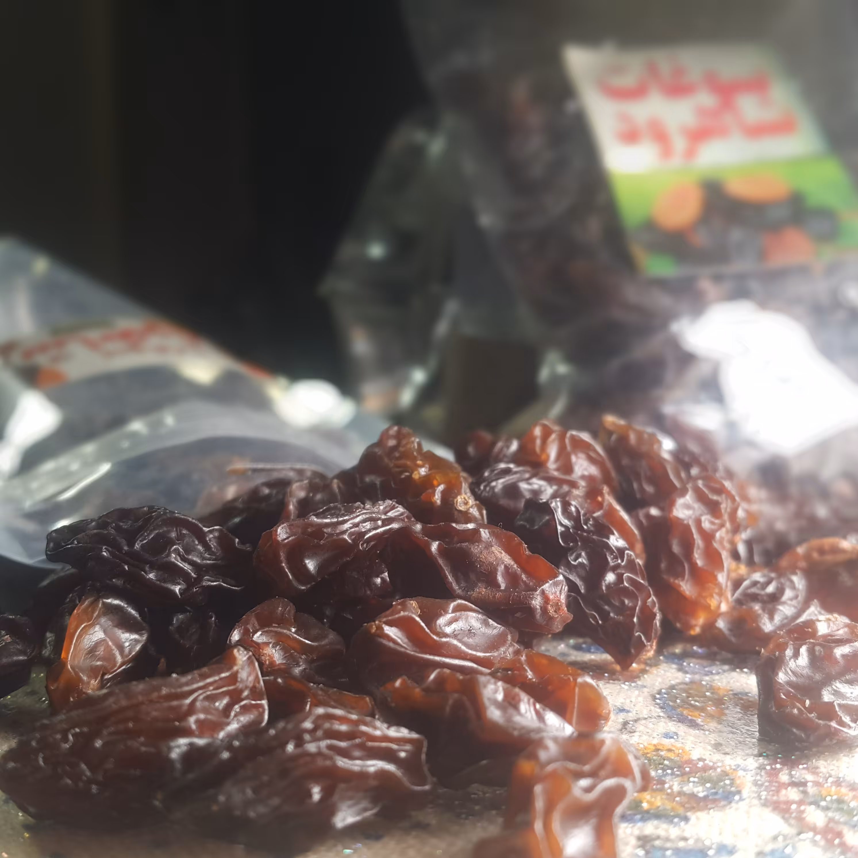 مویز انگور شاهرودی 500 گرمی گوشتی  دانه و هسته دار شسته شده و صادراتی