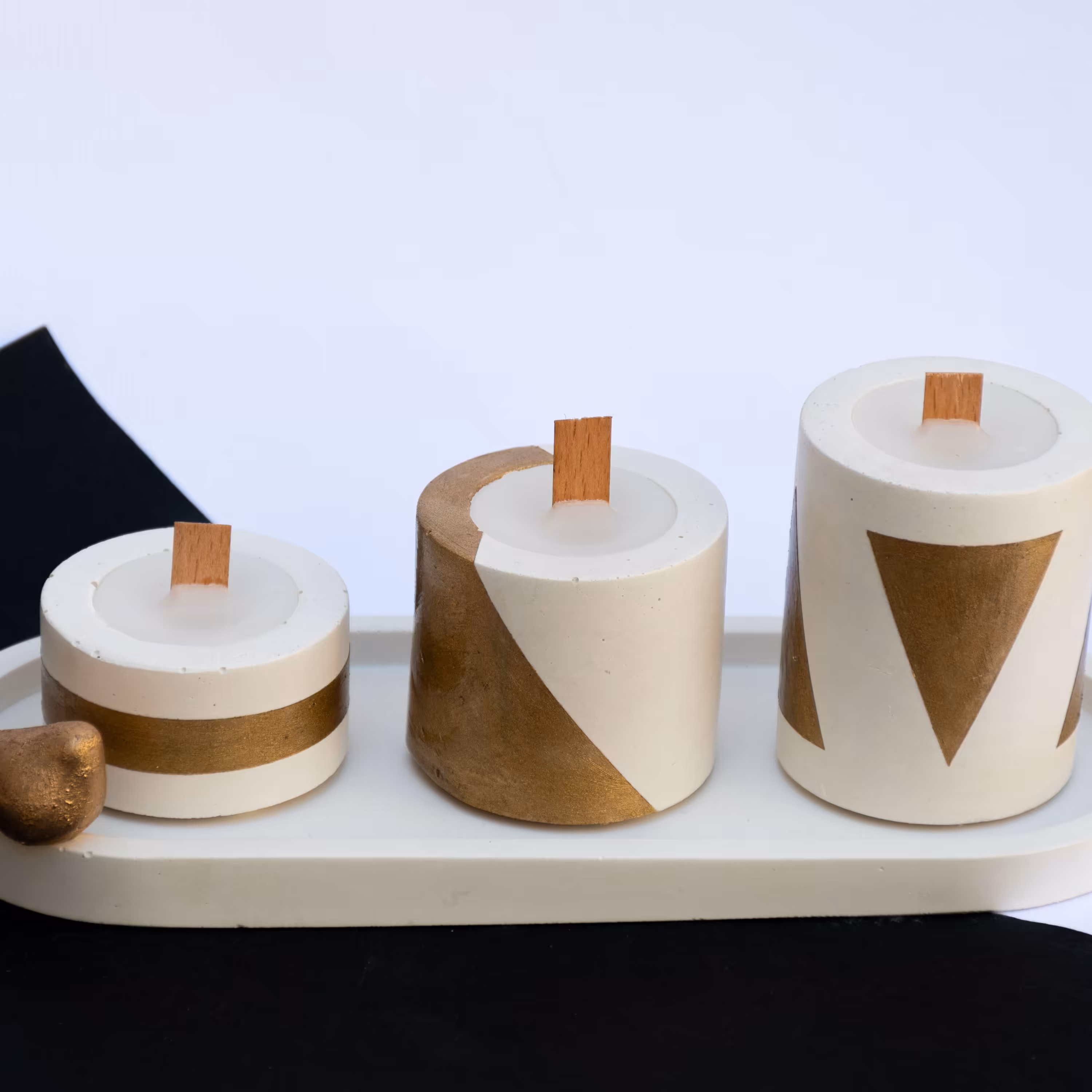 ست شمع سه تایی استوانه ای سفید طلایی با سینی بیضی با مرغ آمین