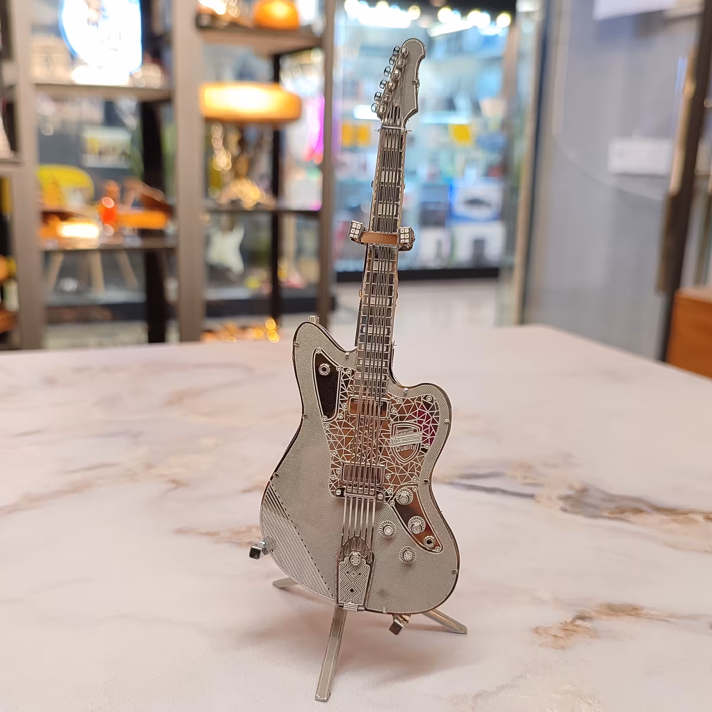 ماکت دکوری دستساز استیل رنگ ثابت مدل گیتار برقی مینیاتوری  بدون پایه گردان ویترینی 