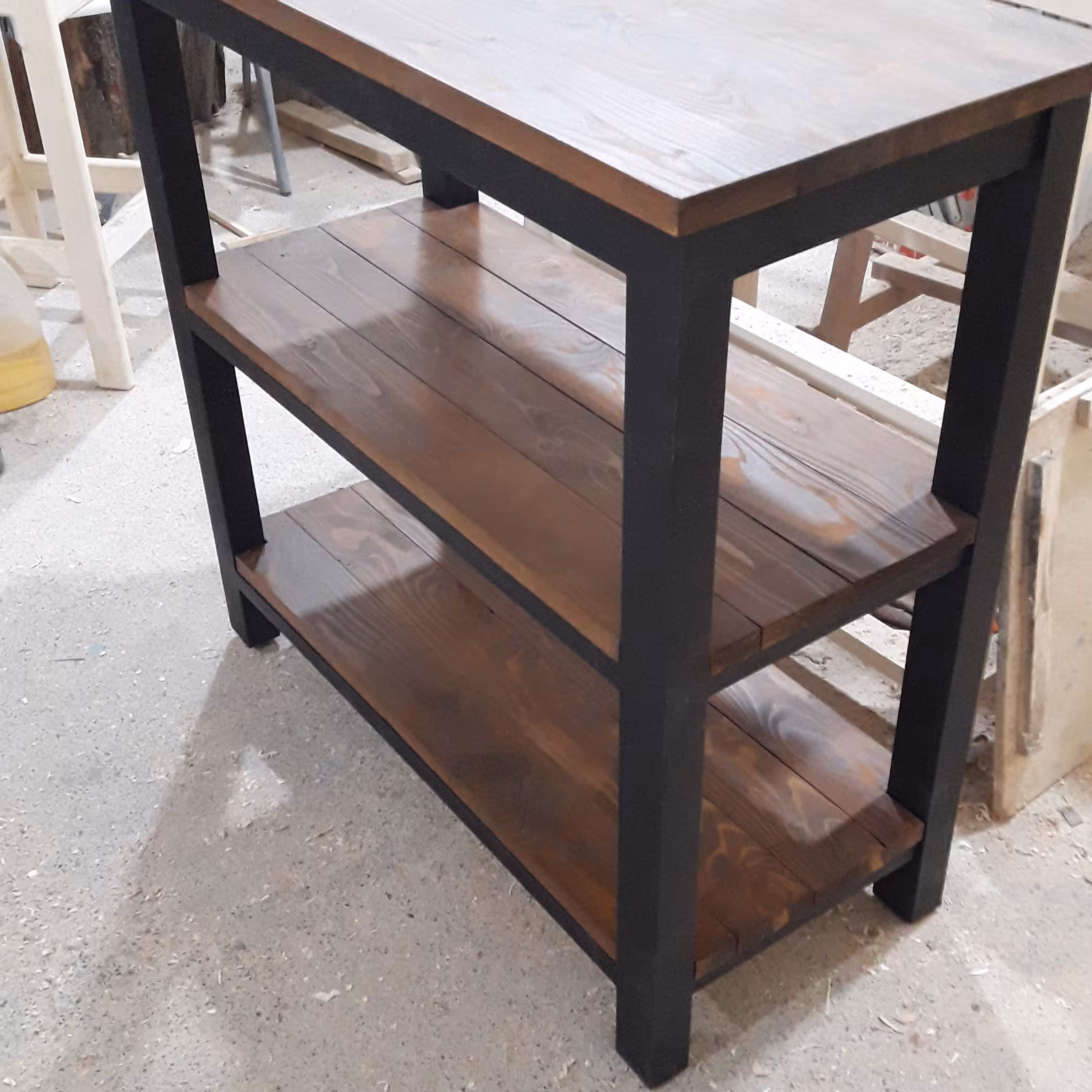 کافیبار و میز کنار سالنی  داخل خونه