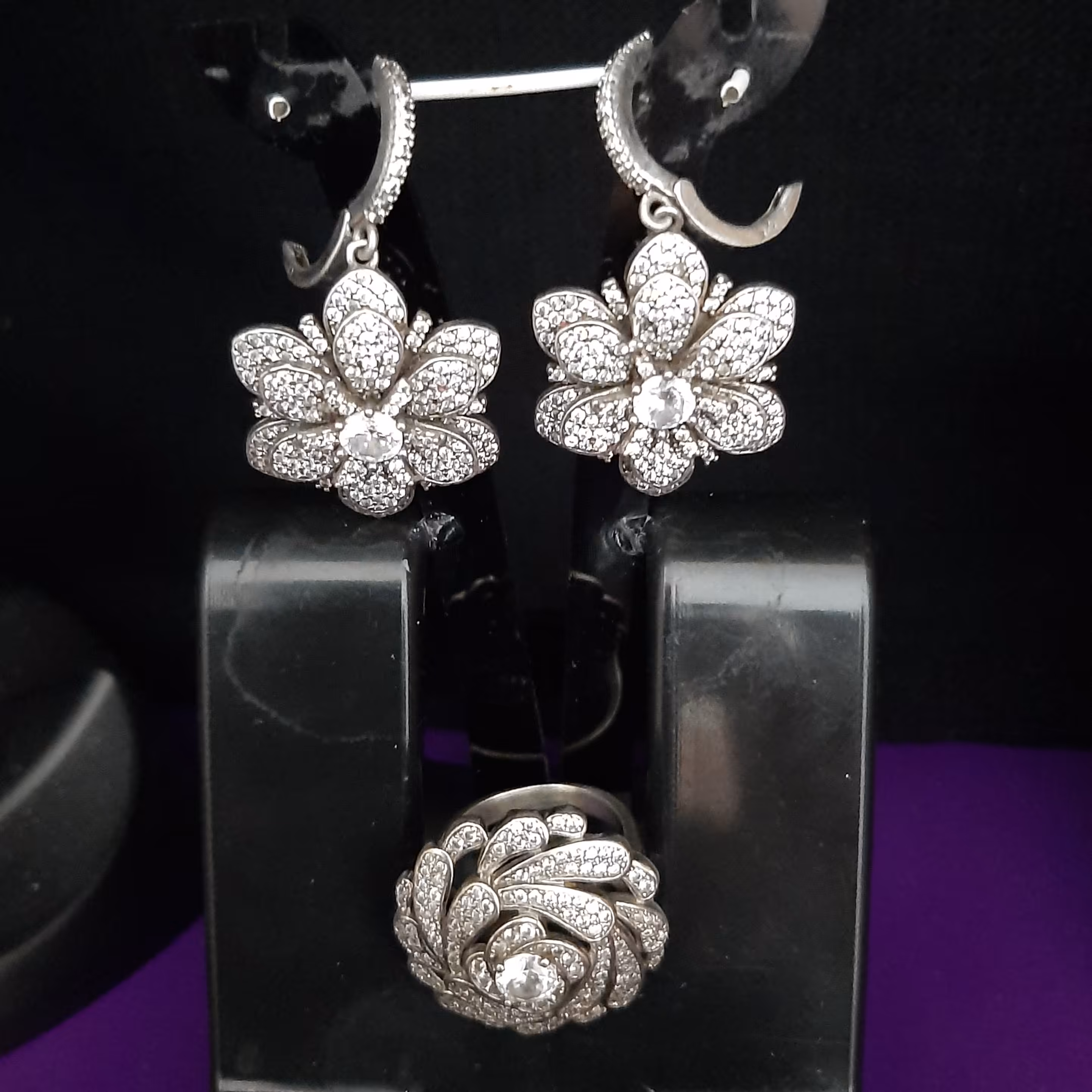 ست انگشتر و گوشواره نقره با عیار عالی 925 و مخراجکاری ماهرانه وزن کار حدود 20 گرم و سایز انگشتر  51 الی 52 هست 