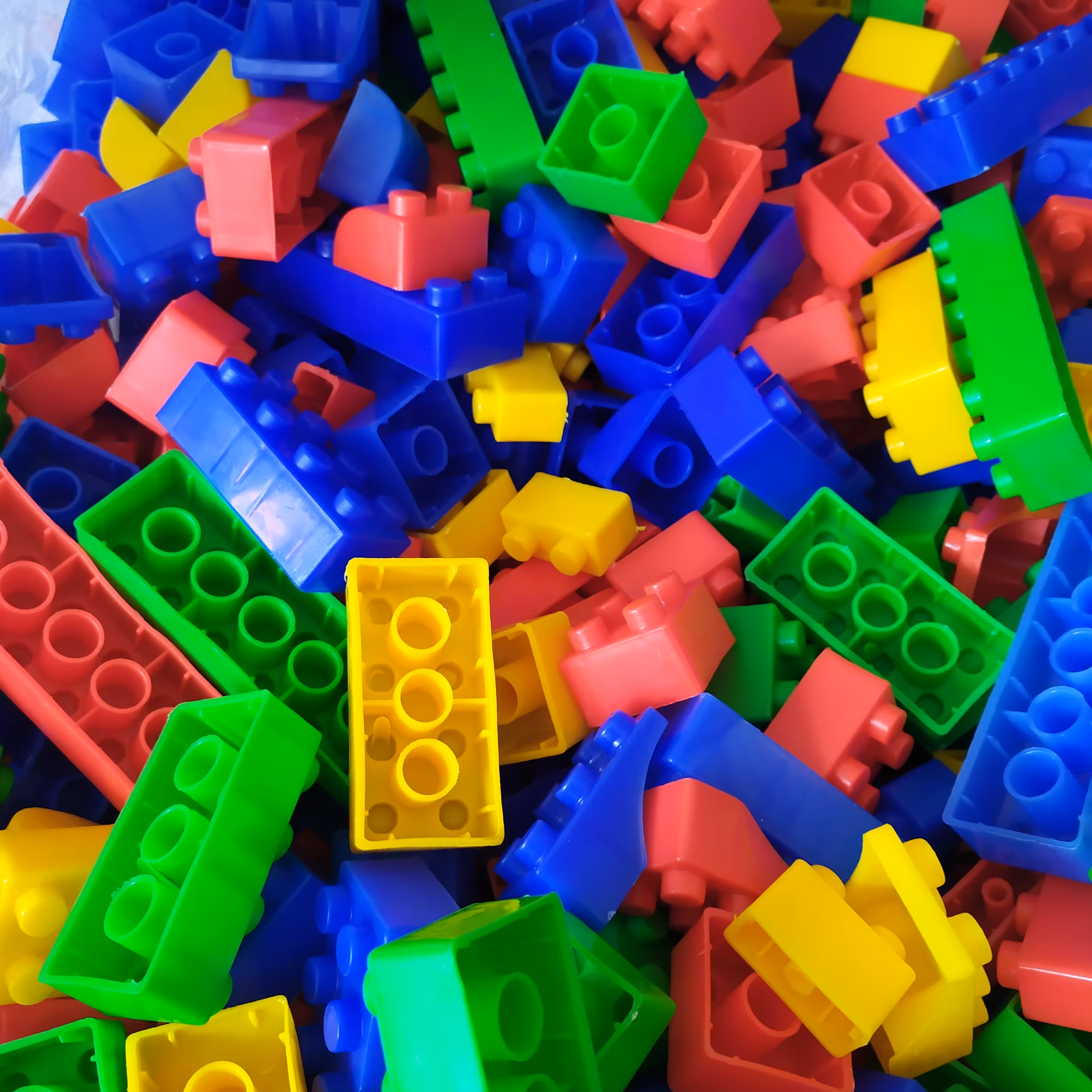 لگو (فروش عمده) 5 کیلو لگو چرخدار خانه سازی بازی فکری کیلویی 700 قطعه اقتصادی(آجر بازی) سایز کوچک و متوسط - محکم چفت شو