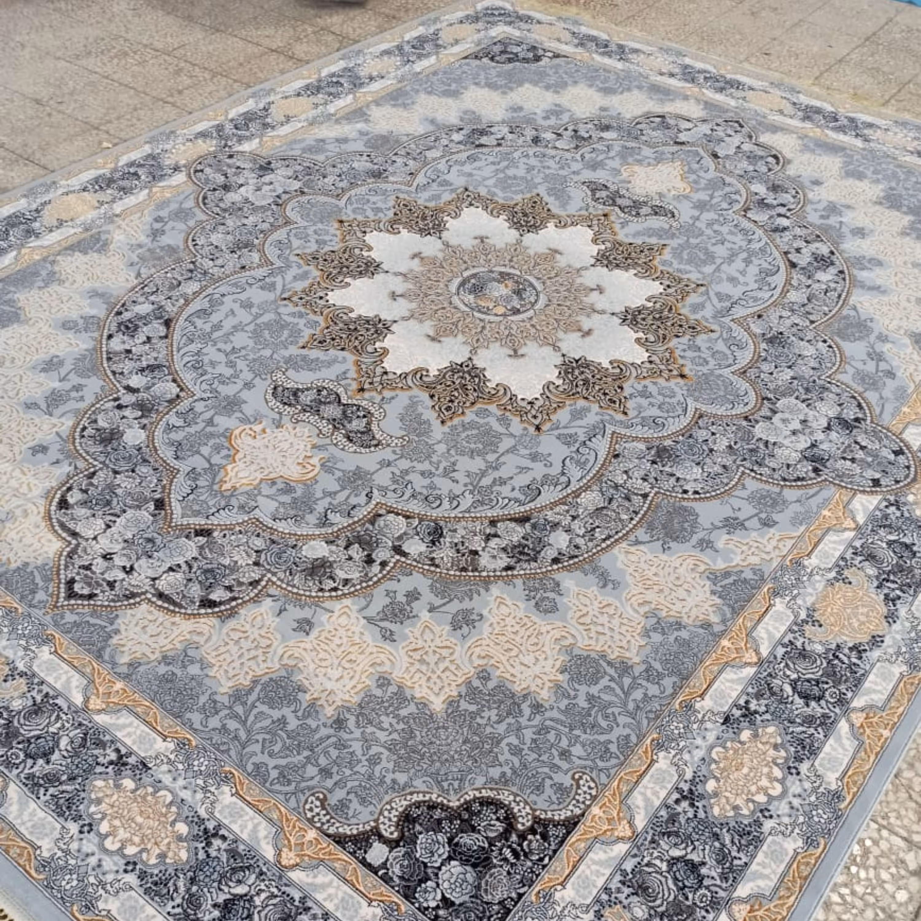 فرش 12 متری 700 شانه نخ ورژن کاشان رنگ زمینه طوسی 