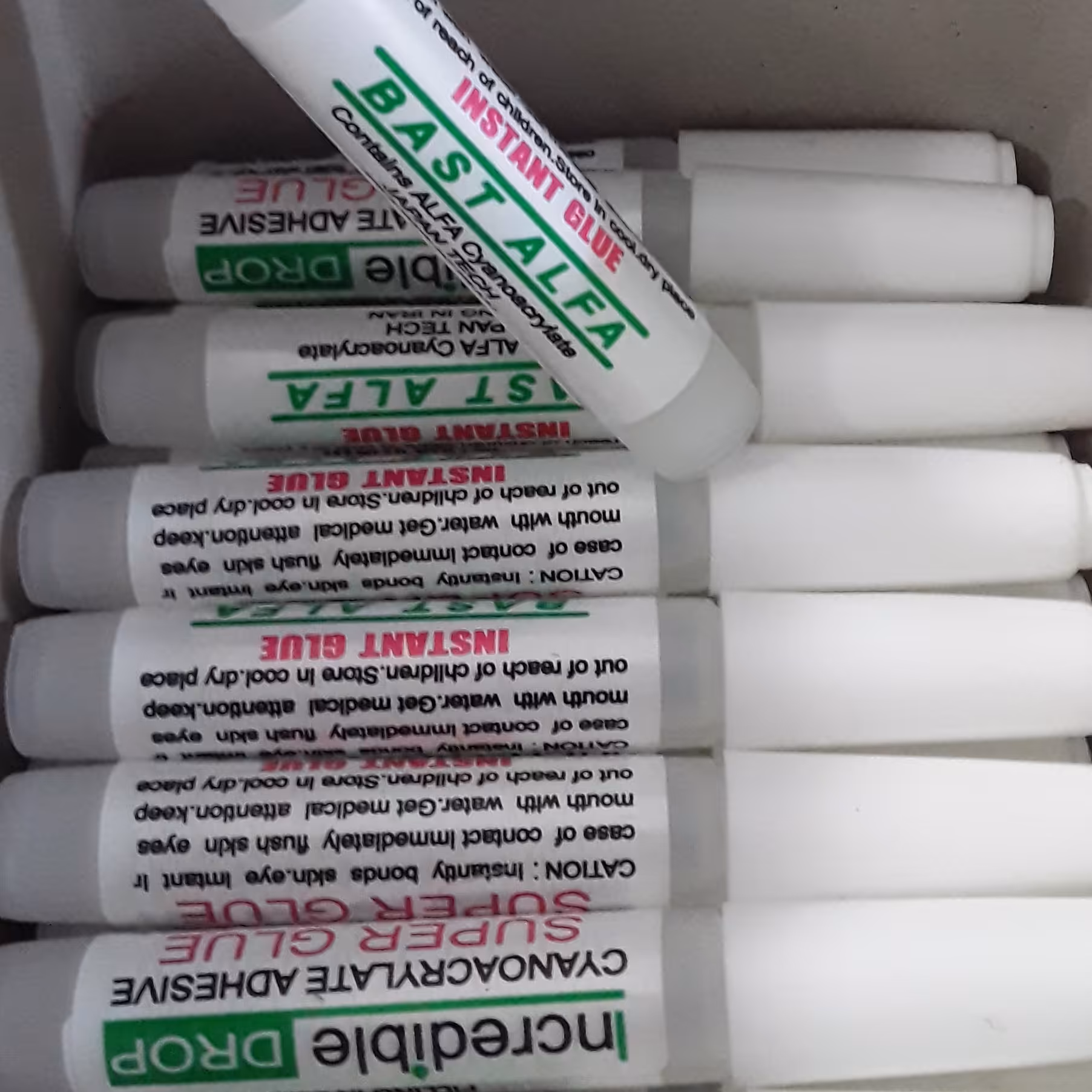 چسب قطره ای کوچک با قدرت چسبندگی بسیار بالا قابل استفاده برای چسباندن انواع مواد مختلف