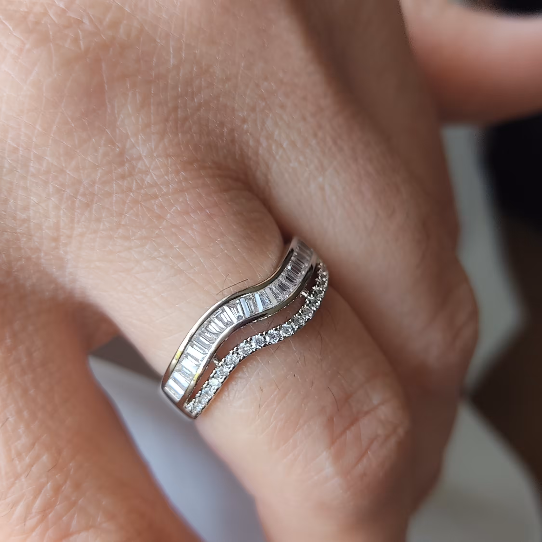 انگشتر ژوپینگ   دو ردیف نگین رنگ نقره ای سایز 7 لطفا قبل از خرید سایز را با بنده چک کنید 