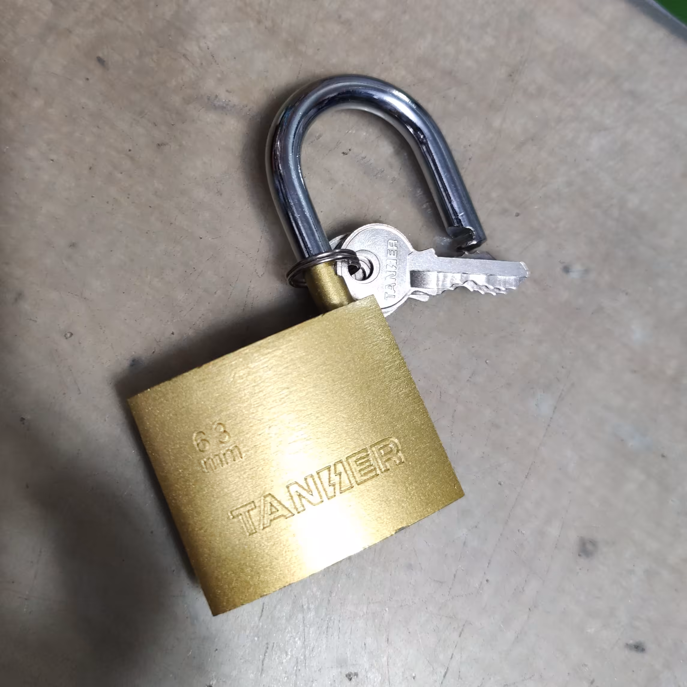 قفل آویز سایز 63 رنگ طلایی