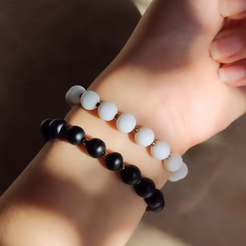 ست دستبند سیاه و سفید 