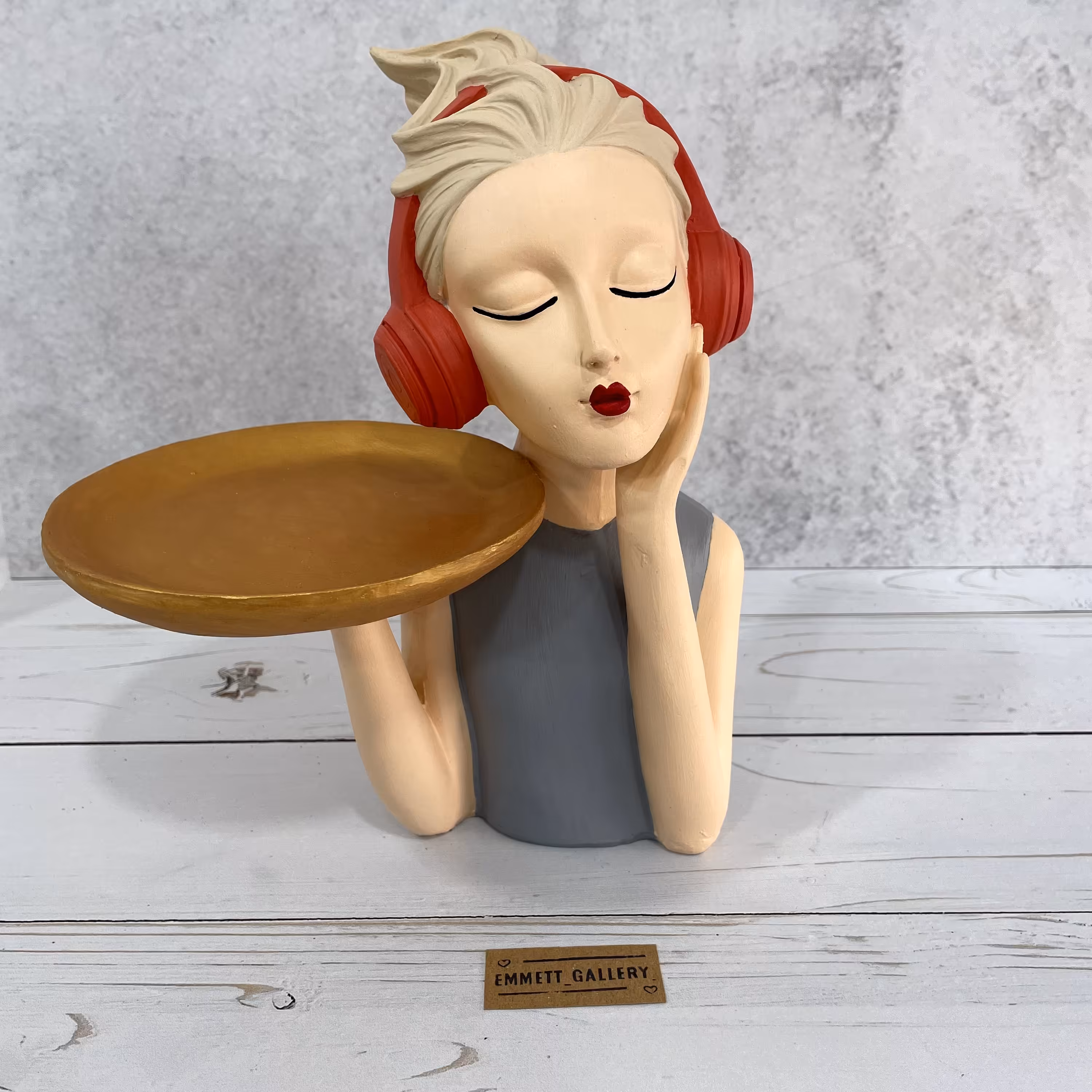 مجسمه دختر هدفون دار