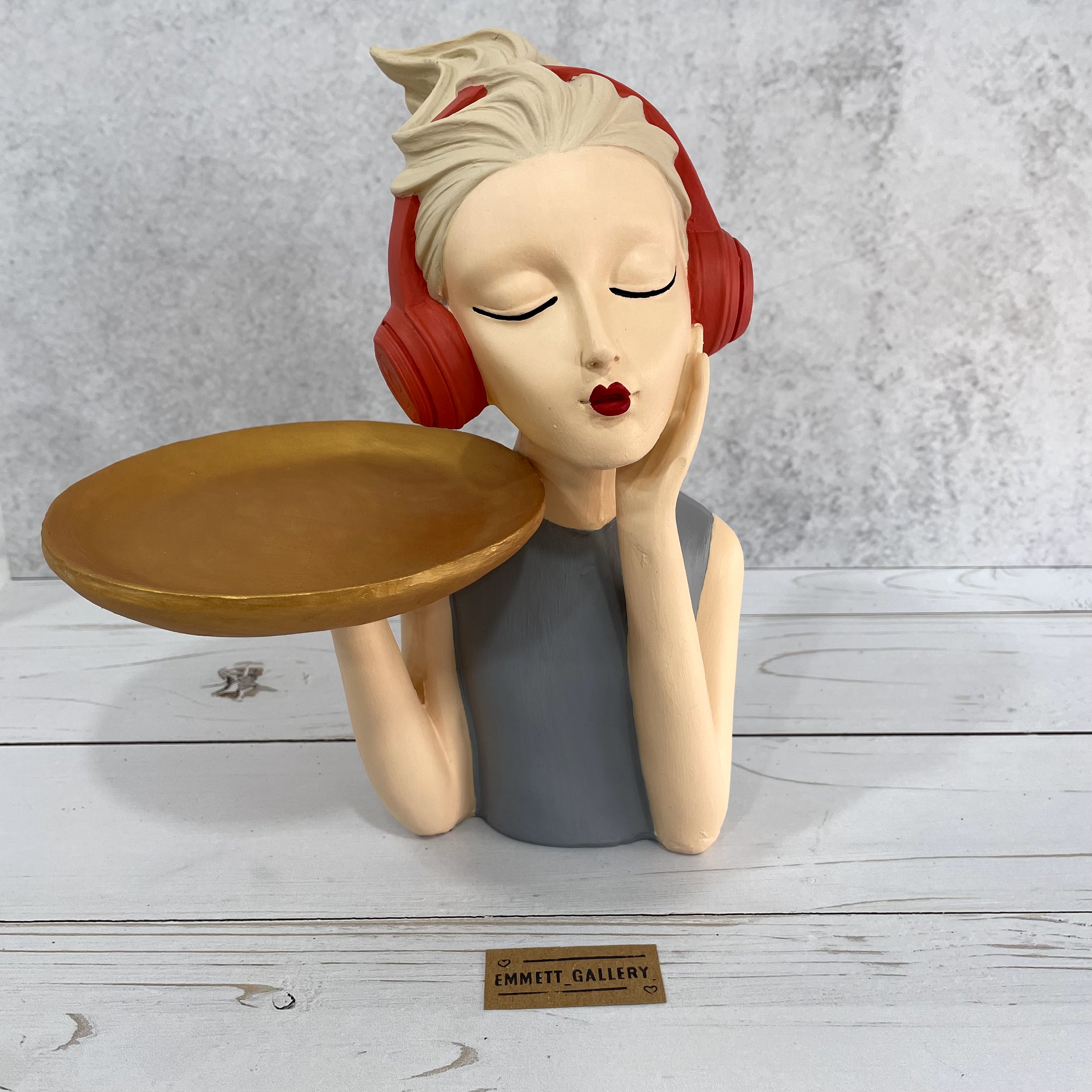 مجسمه دختر هدفون دار