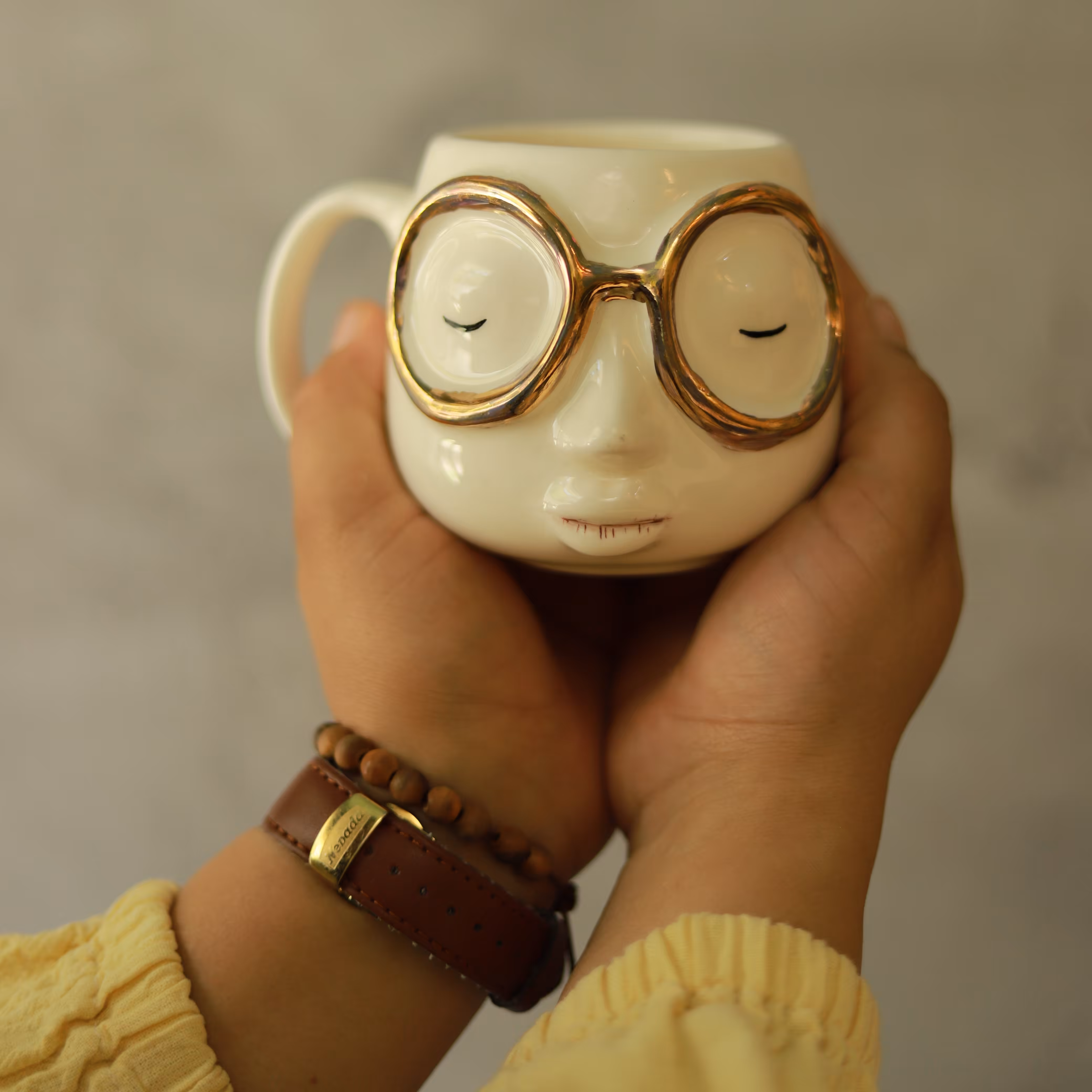 ماگ سرامیکی دست ساز طرح عینک و طلاکاری شده گلاره