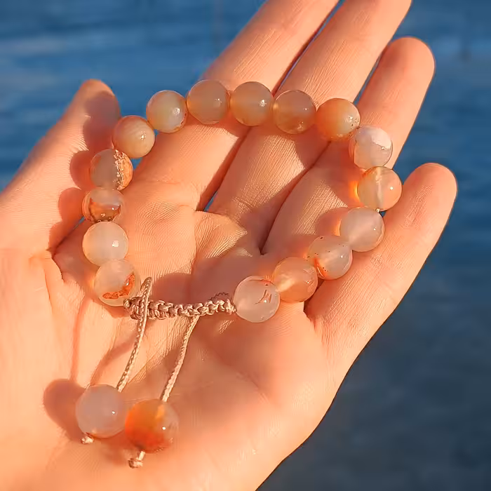 دستبند سنگ اصل عقیق شجر 10میل با کیفیت درجه یک و گره کشویی قابل تنظیم و امکان تبدیل به بند کشی در صورت تمایل شما 