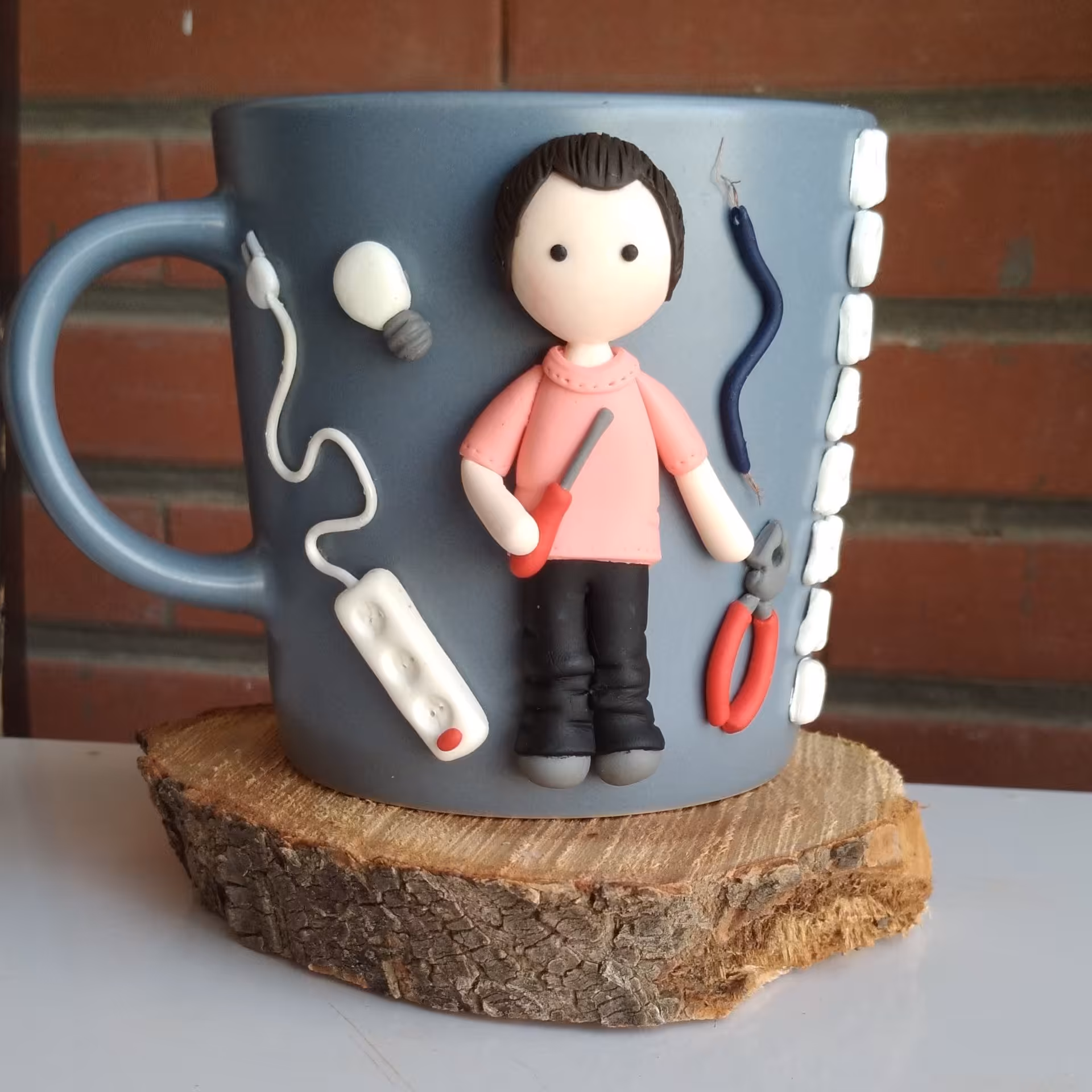 ماگ آقای برقکار ساخته شده با خمیر پلیمری نشکن و قابل شستشو 