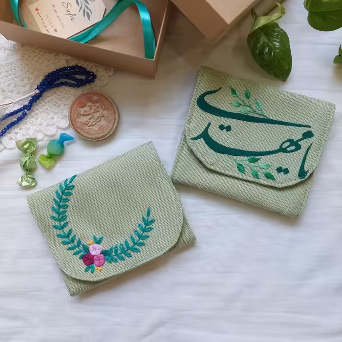 پک هدیه مذهبی ست دو عددی زنانه و مردانه جانماز جیبی جانماز مسافرتی گلدوزی شده با دست رنگ سبز روشن با بسته بندی زیبا