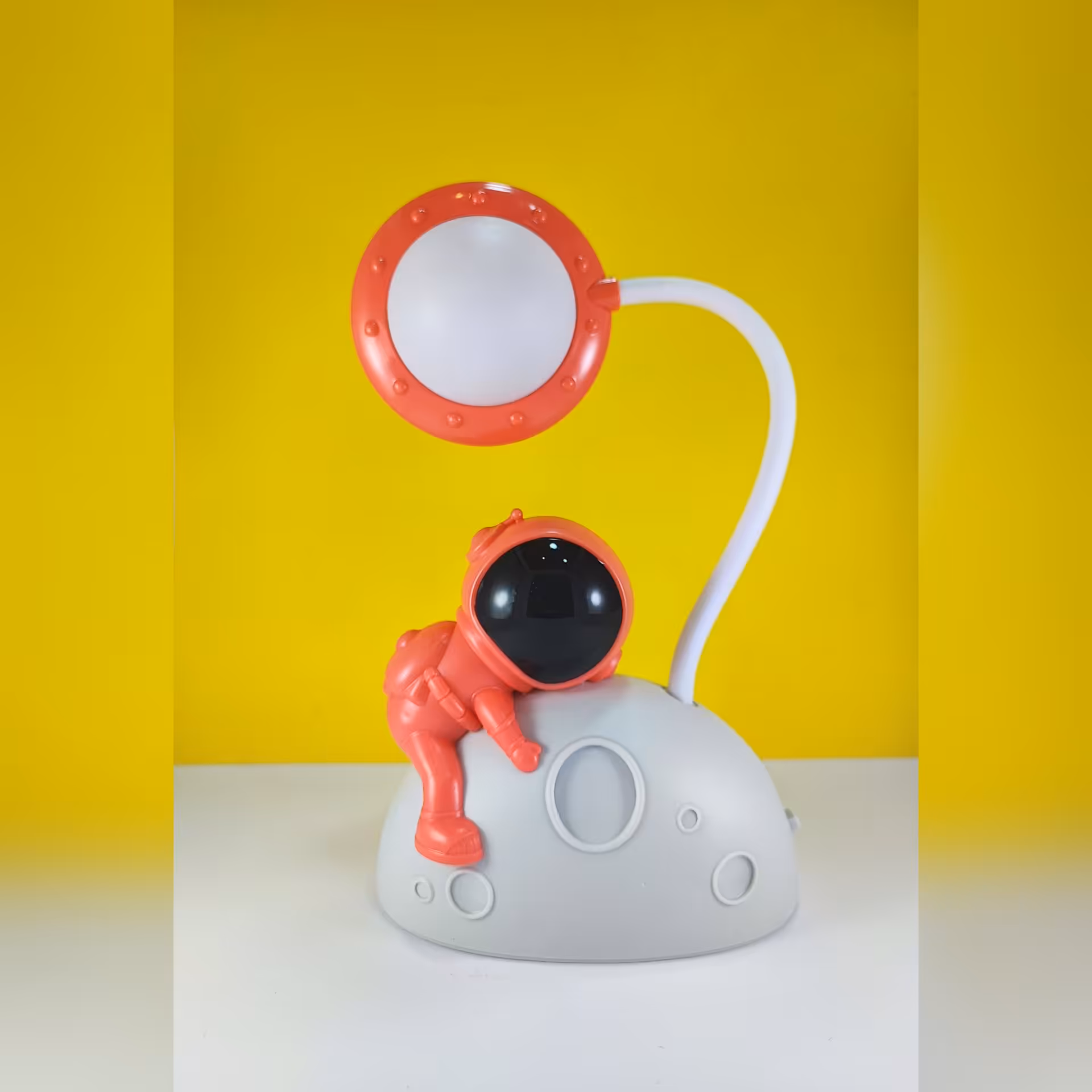 چراغ مطالعه و خواب شارژری فضانورد 