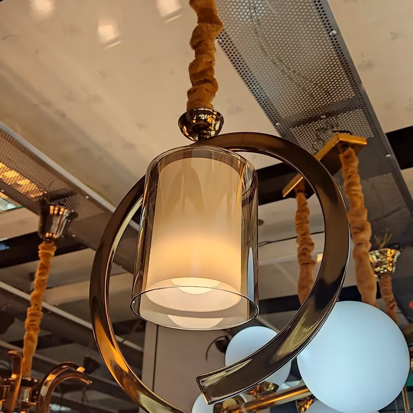 چراغ آویز (پس کرایه)