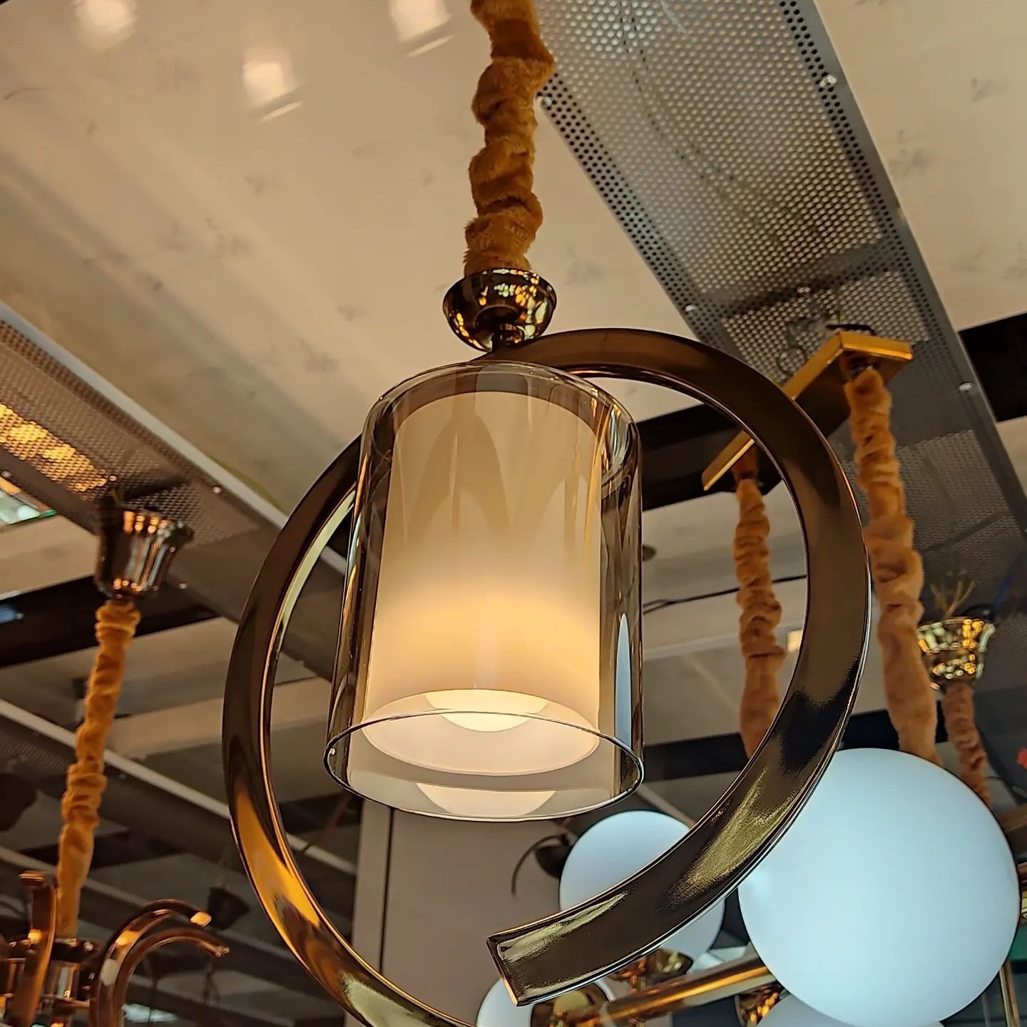 چراغ آویز (پس کرایه)