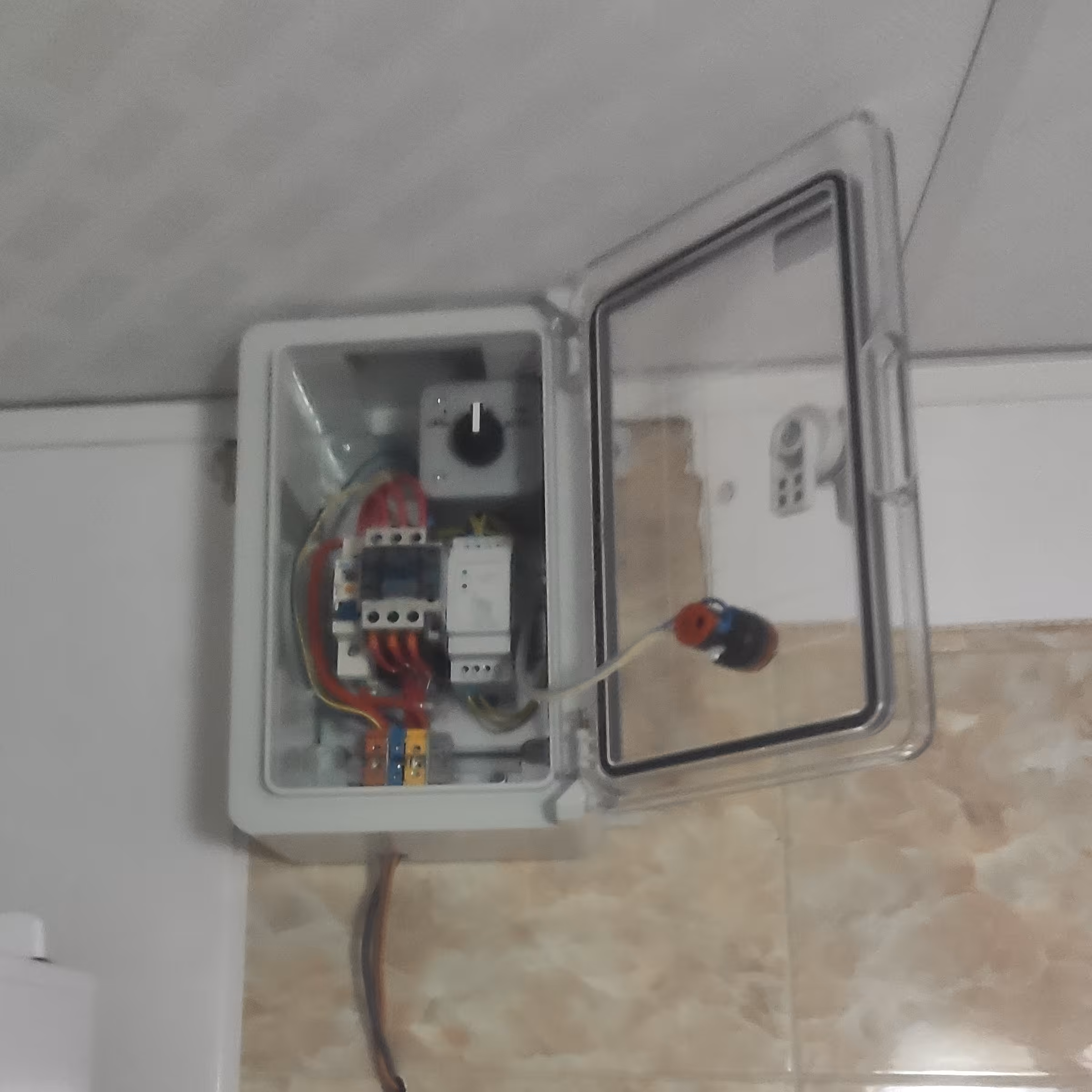 تابلو محافظ برق کل ساختمان 60آمپر  تکفاز تعبیه شده در جعبه ABS با IP65جهت حفاظت کامل در برابر نوسانات برق ساختمان 