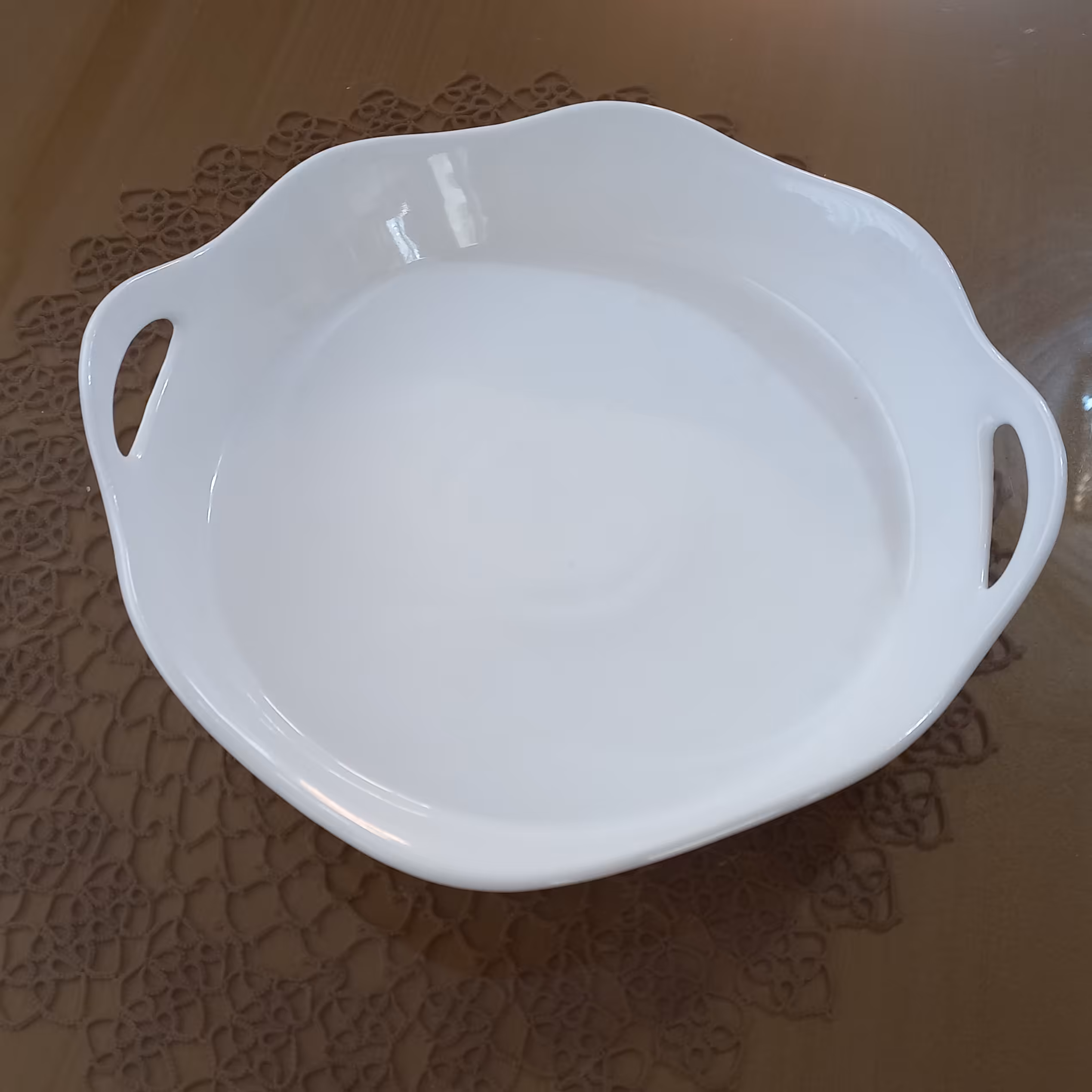 پیتزا خوری کوچک باطراحی زیبا دارای دو دسته ولبه دالبری مقاوم و قابل استفاده در ماکروفر و ماشین ظرفشویی 