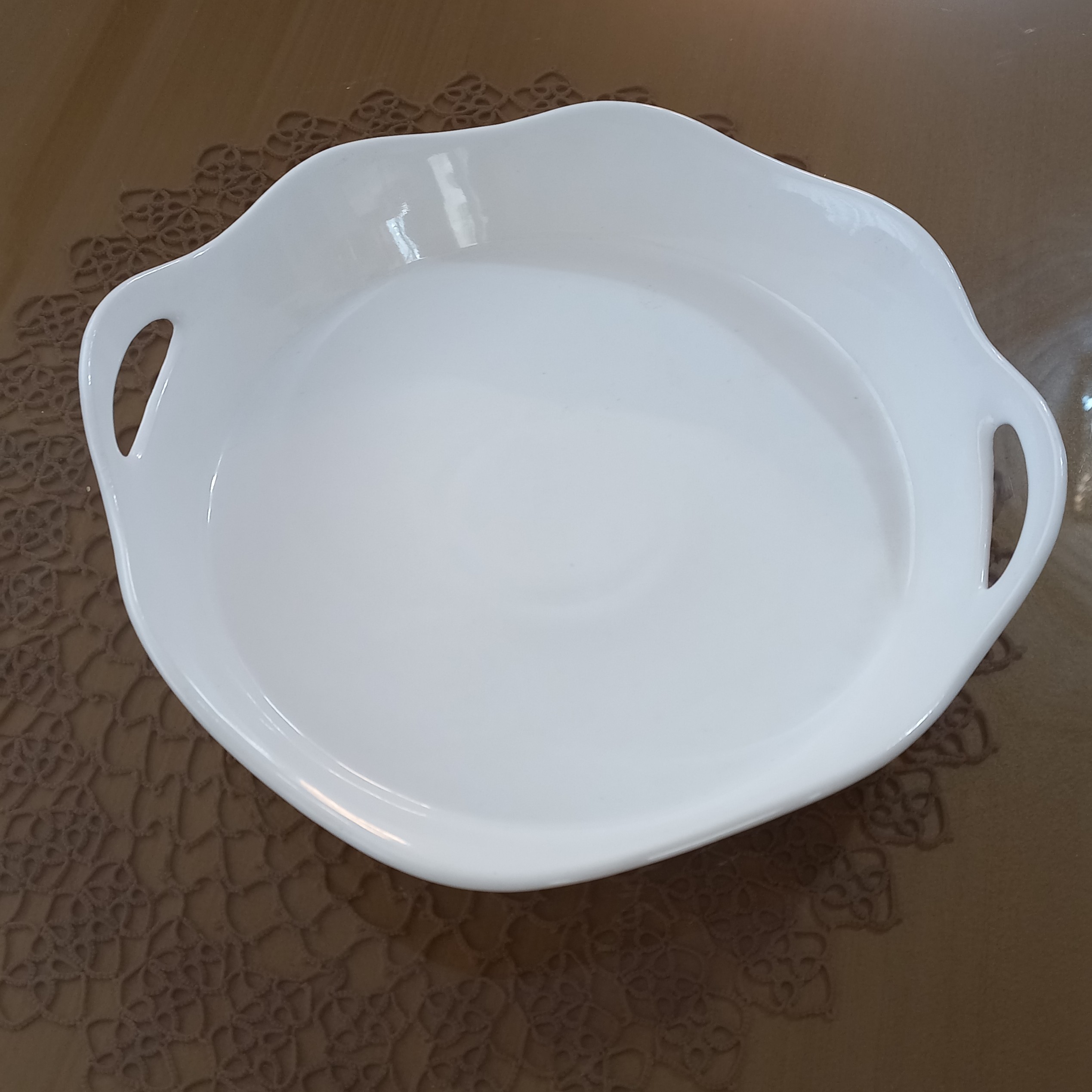 پیتزا خوری کوچک باطراحی زیبا دارای دو دسته ولبه دالبری مقاوم و قابل استفاده در ماکروفر و ماشین ظرفشویی